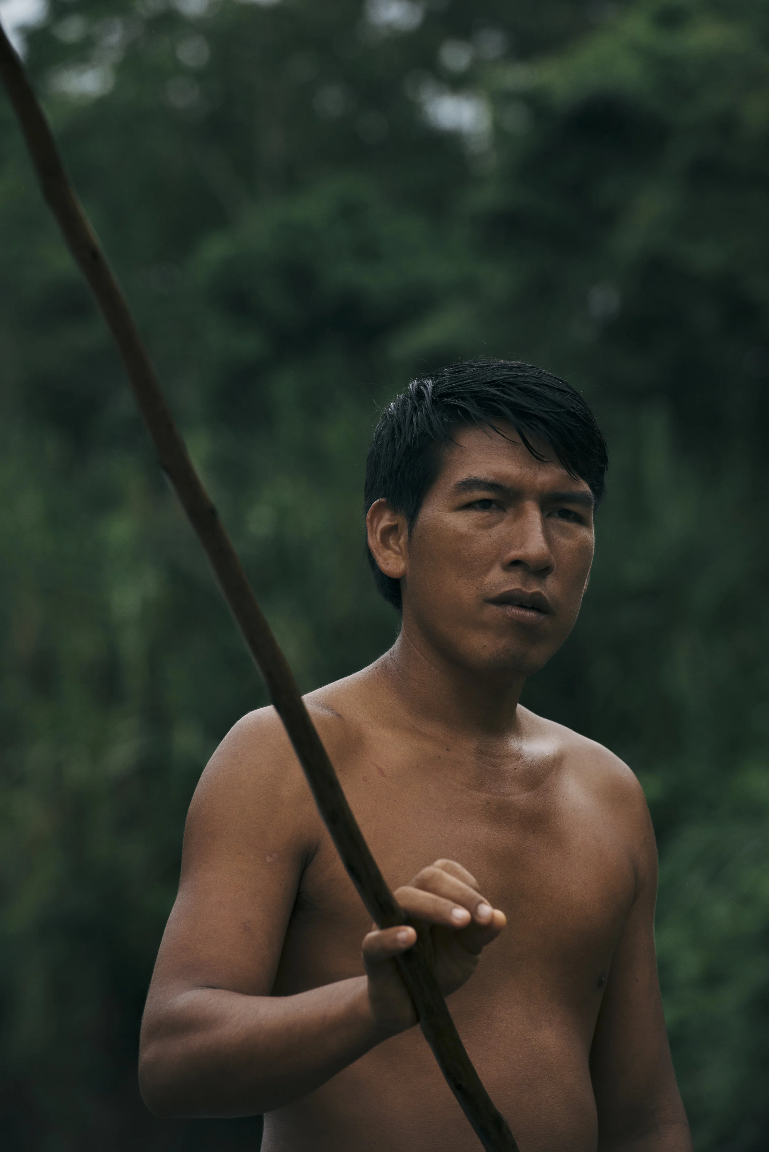 Felipe Enqueri from Tzapino during solar project implementation, 2017/// Felipe am Fluss beim Fischen während der Projektimplementierung im Frühling 2017.
