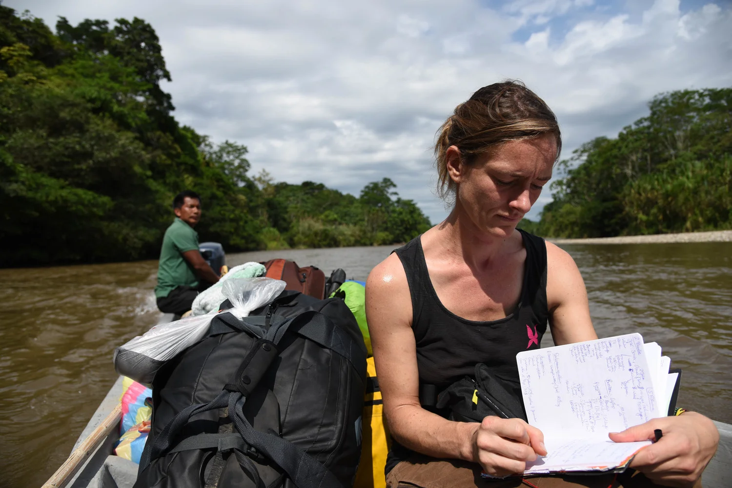 Autorin Stefanie macht im Kanu auf dem Aquarico im Territorium des Volkes der Cofán Notizen.