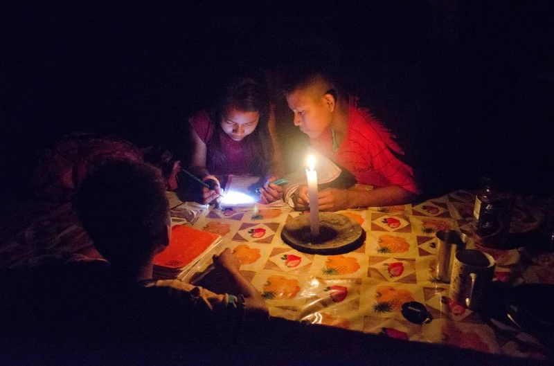 Secoya+Kinder+beim+Hausaufgaben+machen+im+Kerzenlicht.jpg