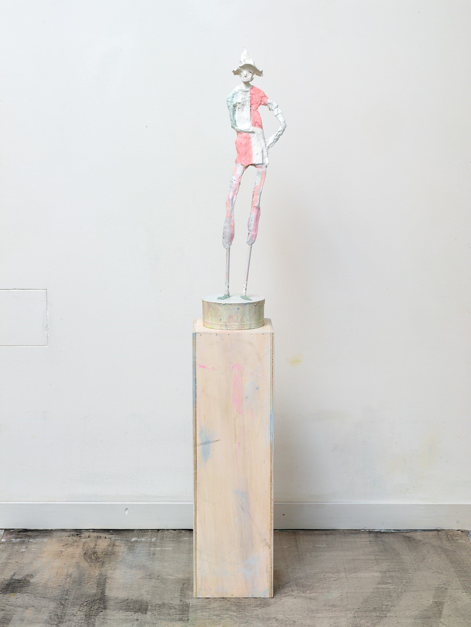 the winemaker, 80x18x10cm, wood, clay, oil, aluminium/// Podest: 79x24x24cm, wood, acrylic, 2022