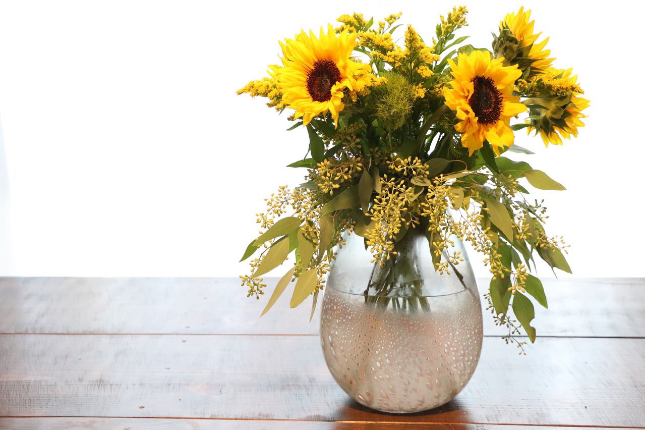 Flower Arranging with Grocery Store Blooms — DIY DARLING