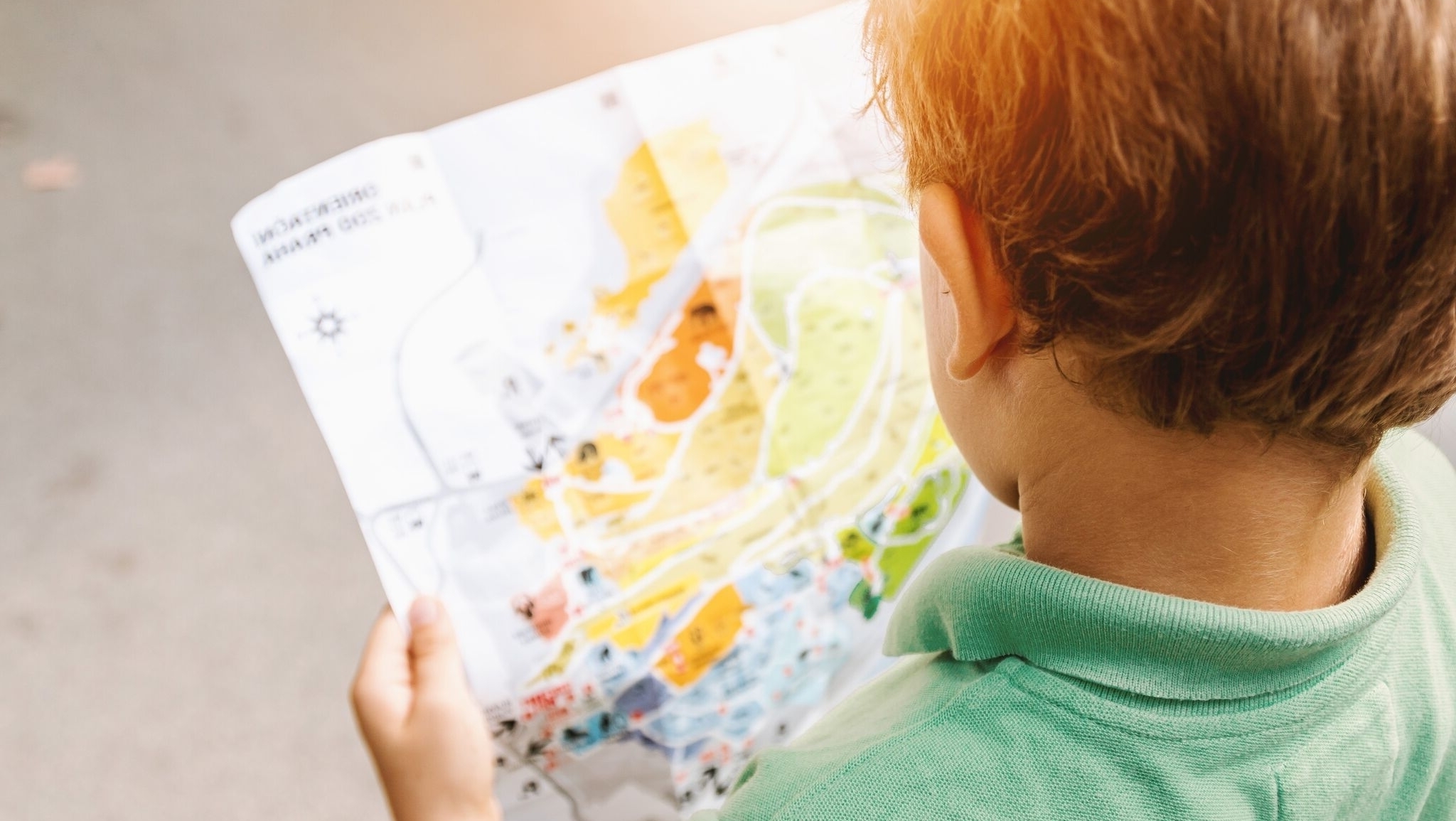 L’ENFANT CITOYEN Dans ce futur potentiel, les enfants sont traités comme des adultes. Ils ont des emplois, vont à l’école, et ils peuvent même voter et adopter des lois. Chacun est encouragé à être unique et différent. Apprenez-en plus sur le futur intitulé « L’enfant citoyen ».