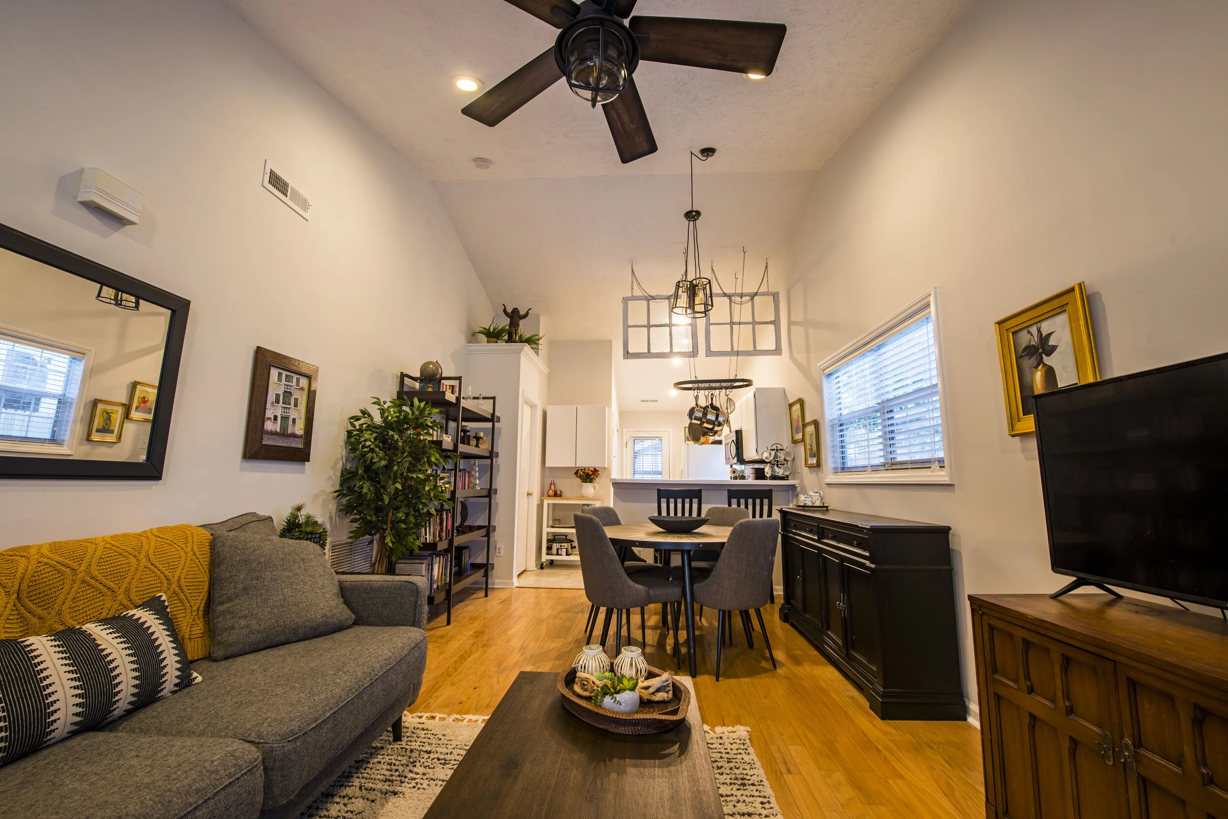 708 VarsityDr 004.jpg