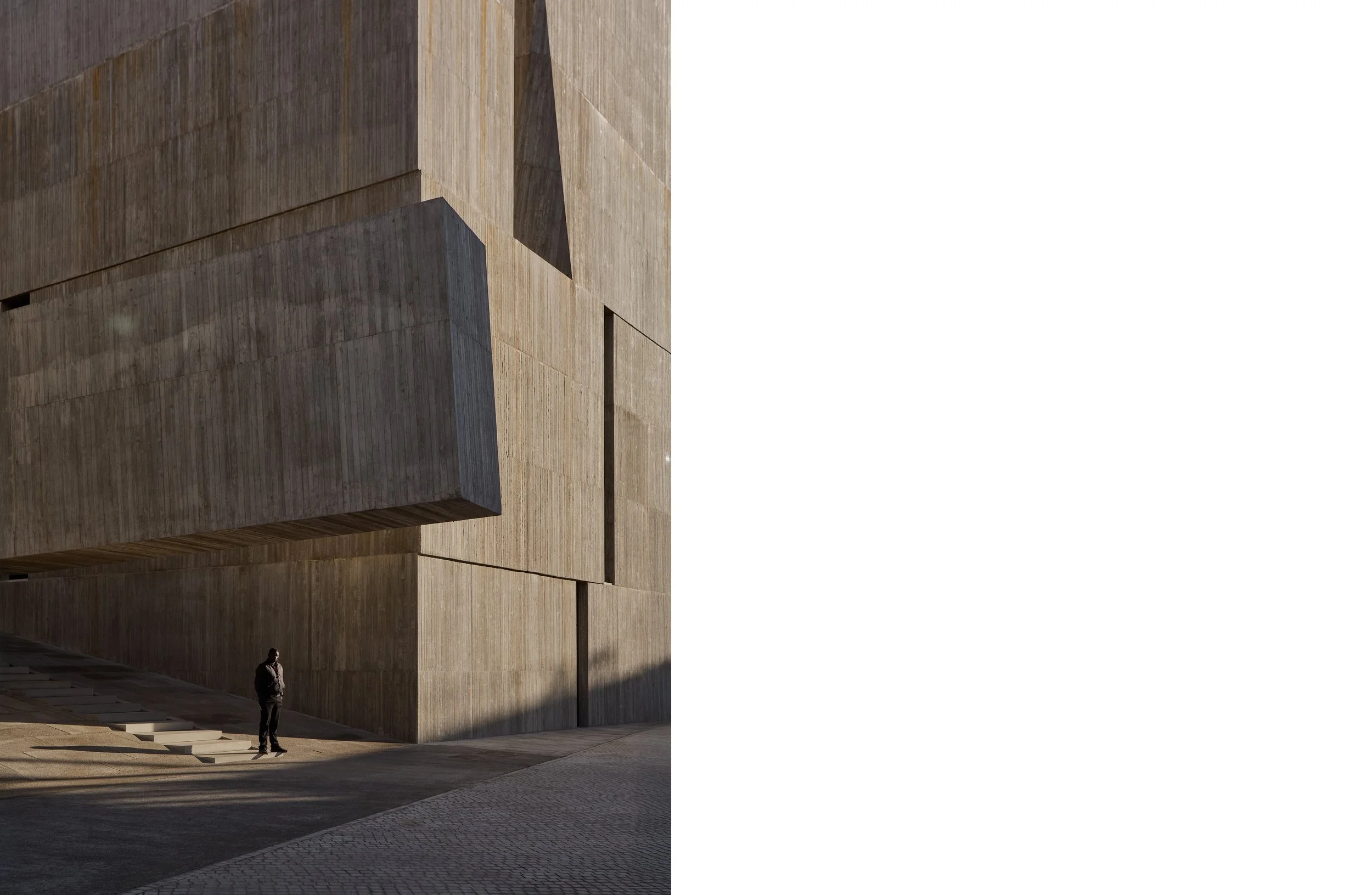 Architectural photography of the EDP Sede II in Lisbon by Christoph Musiol