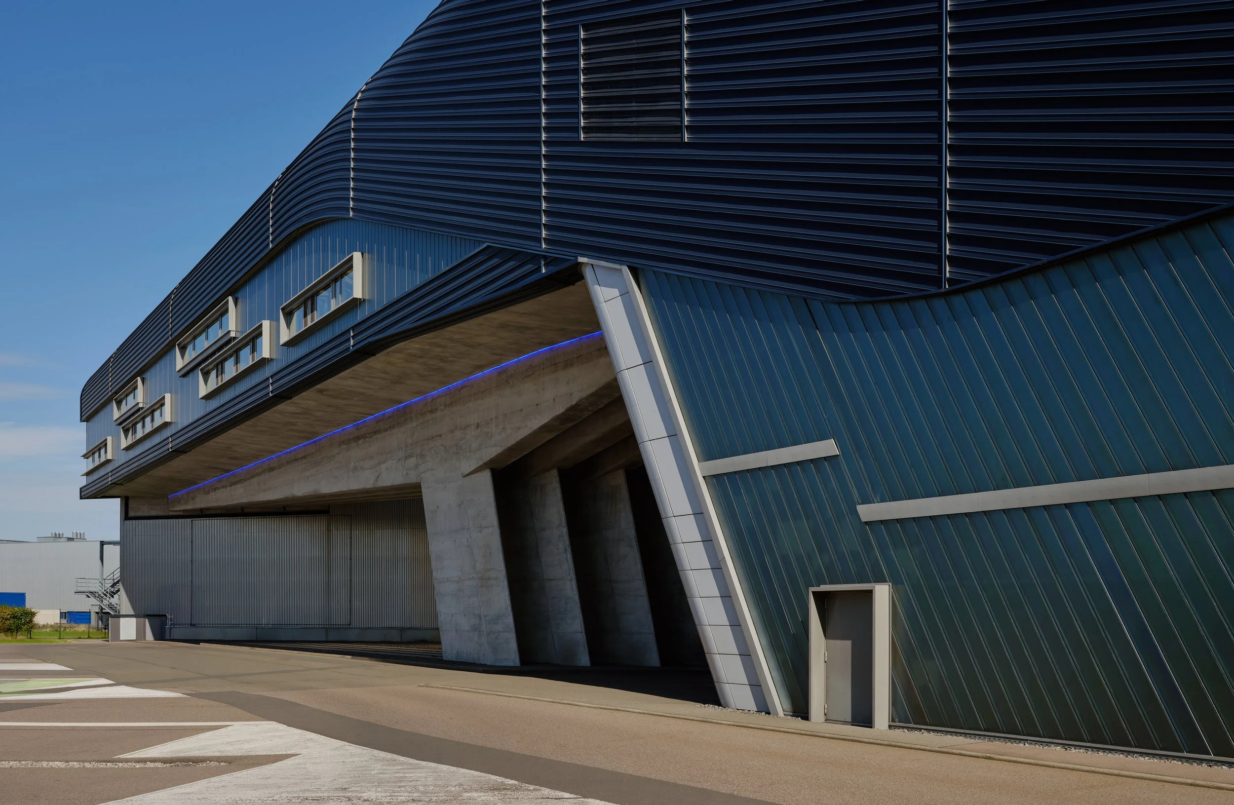 Architectural photography of the BMW Headquarter in Leipzig by Christoph Musiol