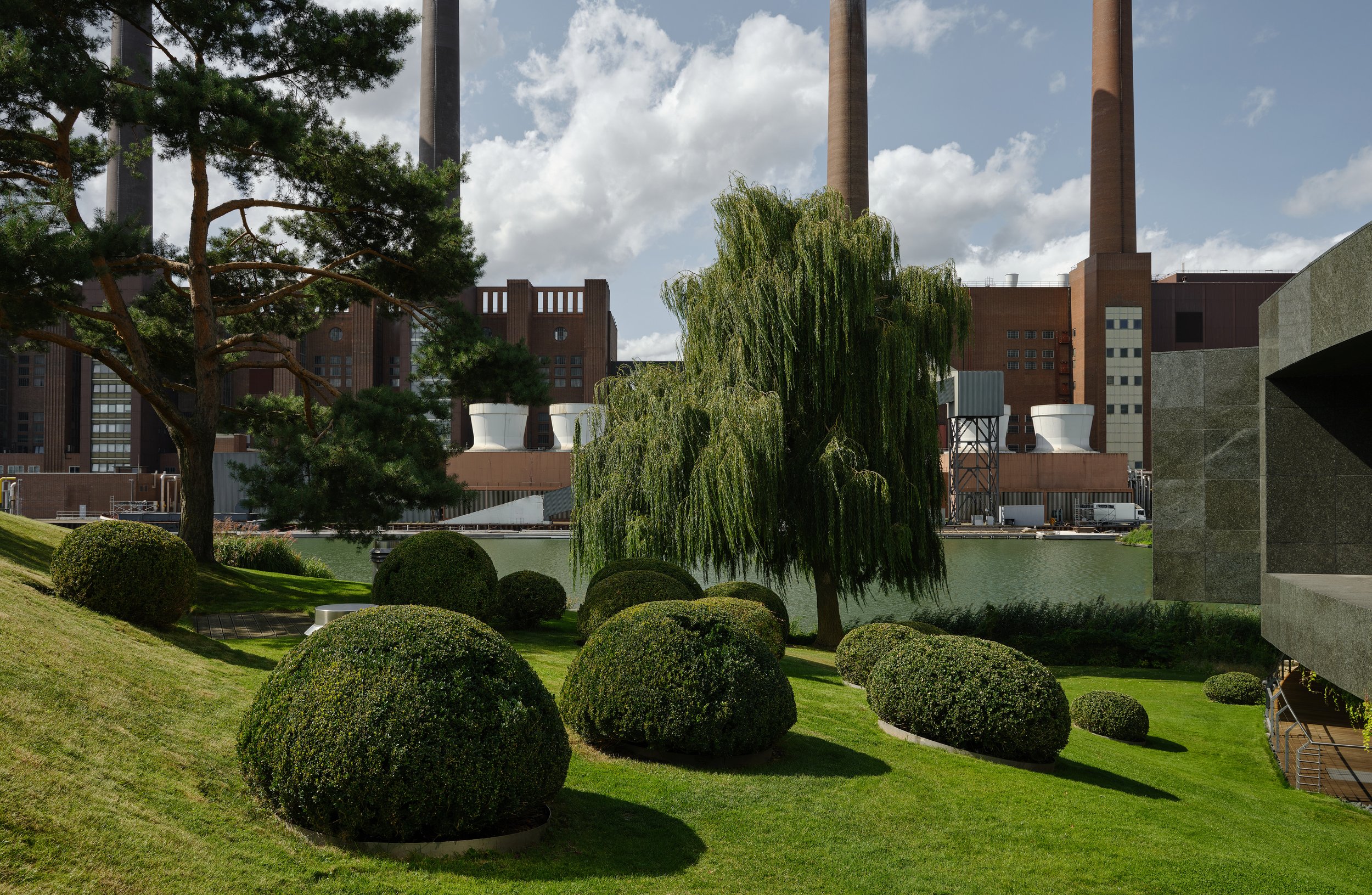 Porsche Pavilion by HENN at Autostadt Wolfsburg with landscaped surroundings
