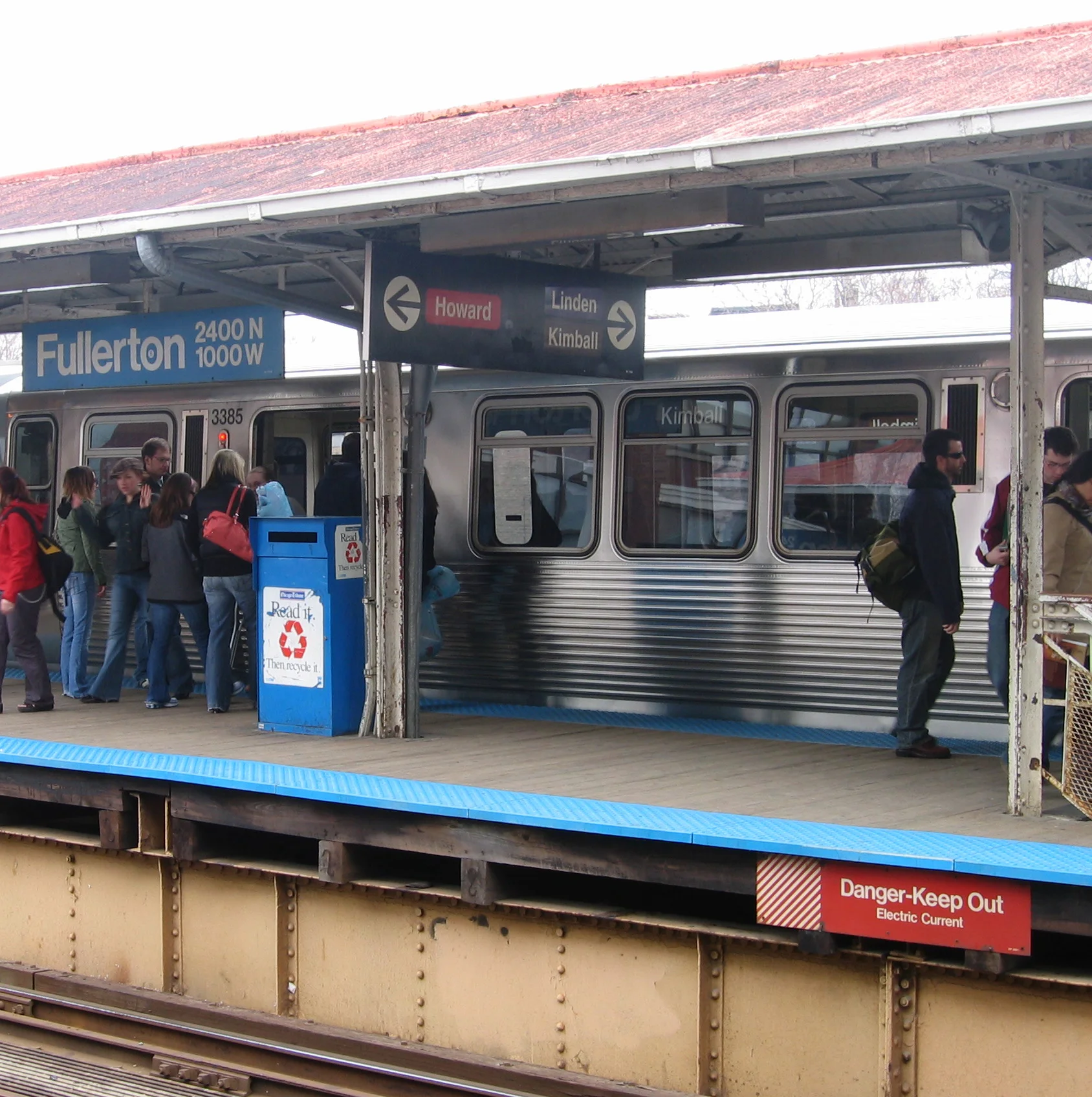 Chicago_subway_fullerton_station3.jpg