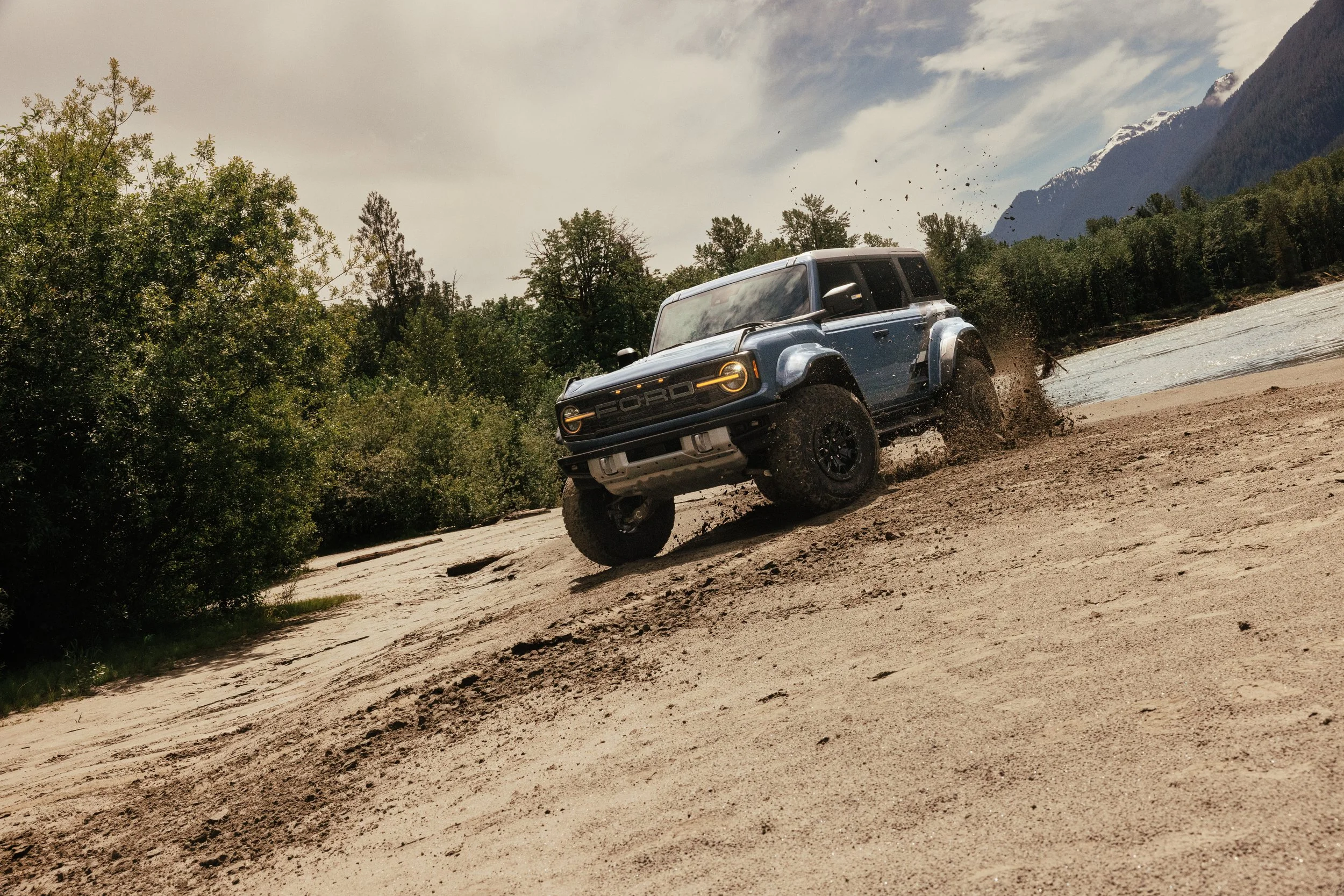 FRDNSUVT0006_Ford_Bronco_Family_3875_02_S_RGB.jpg