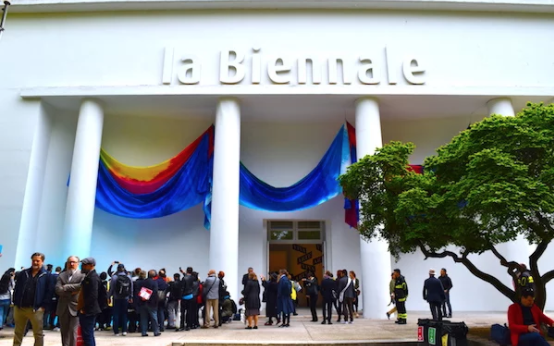The Central Pavilion, with a work by Sam Gilliam. Image: Ben Davis.