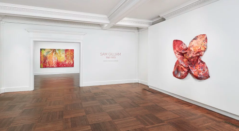 Installation view of “Sam Gilliam : 1967–1973” at Mnuchin Gallery. Photography Tom Powel Imaging. Artwork © Sam Gilliam.