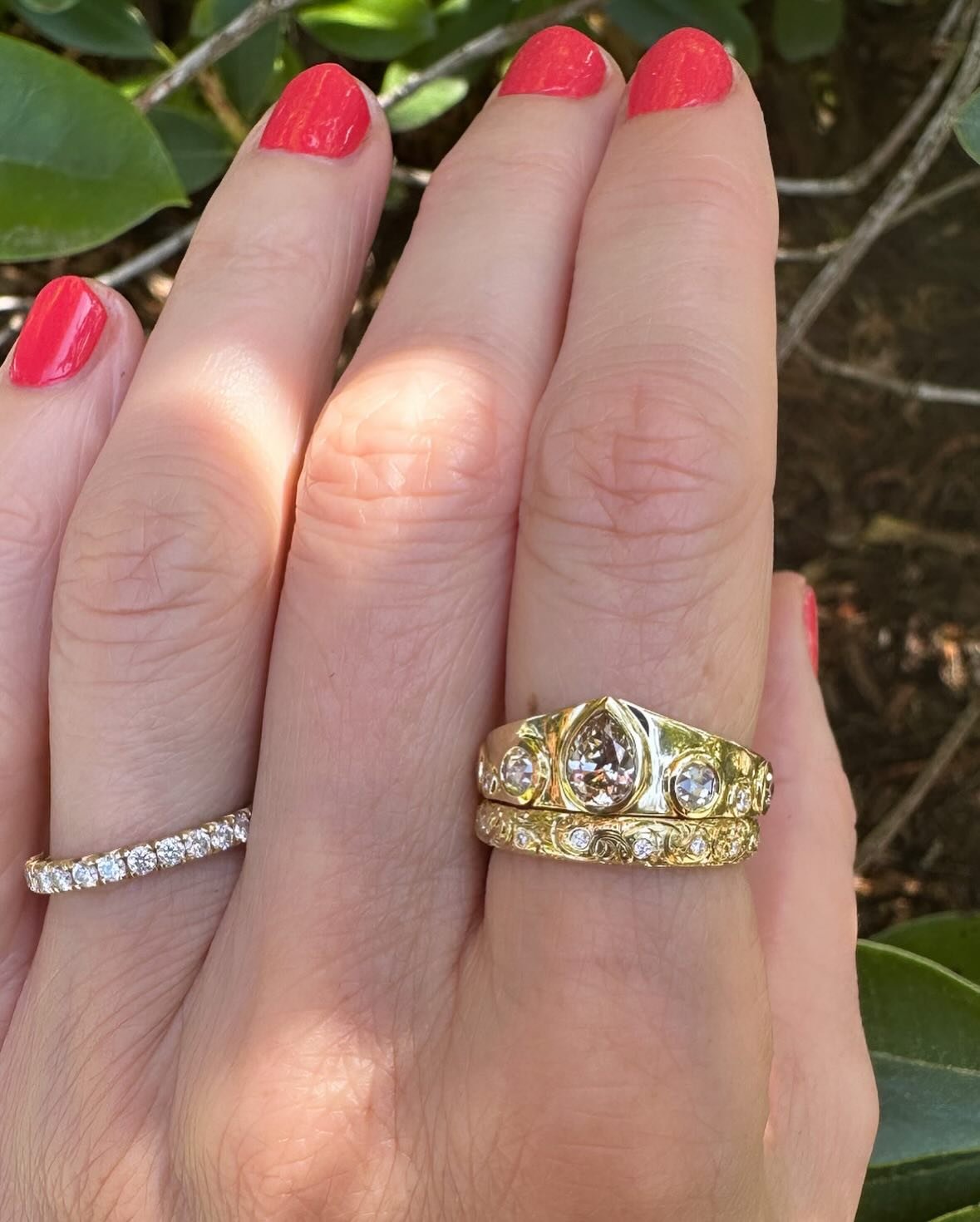 Champagne crown ring. 18k gold set with a mix of all natural champagne and colourless diamonds. Stacks well with a nightsky band 💫
.
.
.
#madeincanada #champagnediamonds #vancouvergoldsmith
