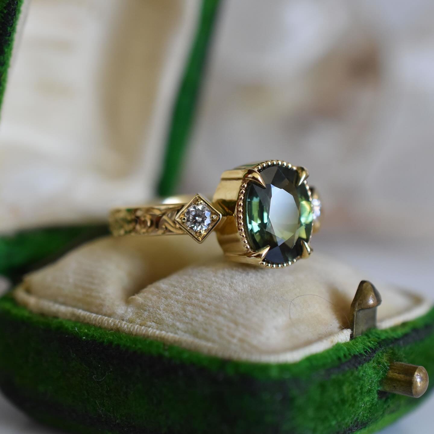 My engraved Ella ✨ green sapphire and diamonds set in 18k gold and finished with my custom Art Nouveau inspired engraving ✨✨
Paired with my Daydream band✨✨
.
.
.
#vintage #vintageinspired #sapphirering #vancouverjewellerydesigner #vancouvercustomjewe
