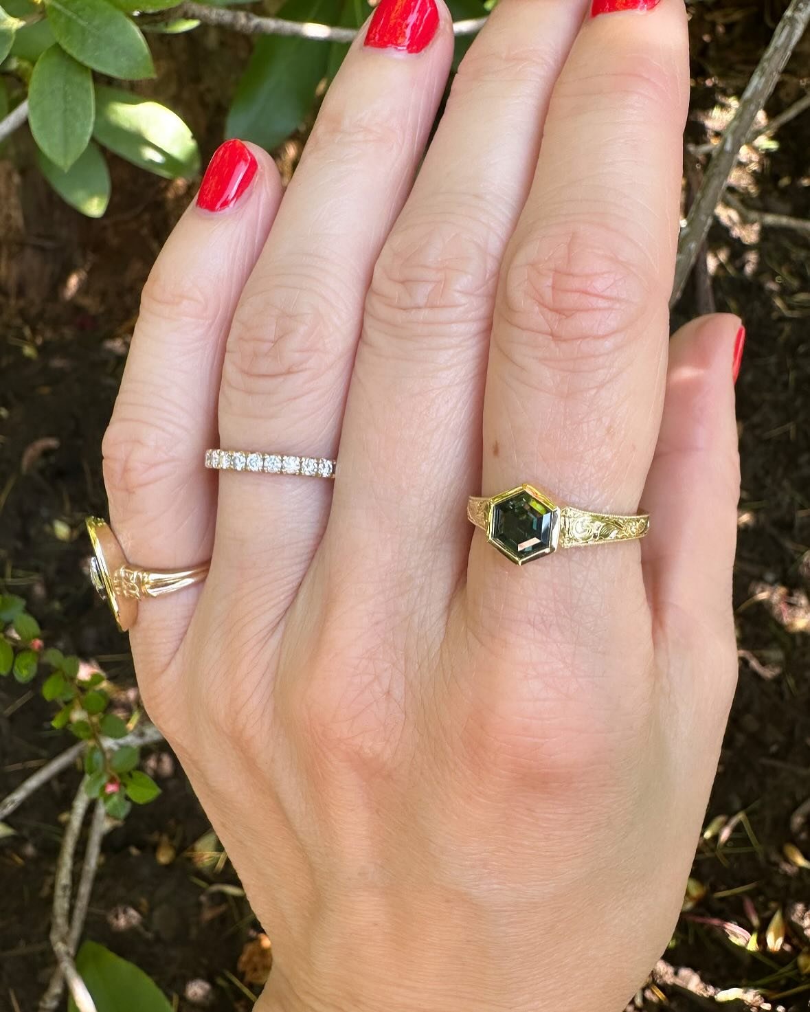 My new Wren in the outdoors✨ Mother Nature offering the best lighting here in Vancouver in the spring ✨✨
This new Australian origin peacock sapphire Wren with classic scroll engraving is available just not online yet. Please DM 💛
.
.
.
#sapphirering
