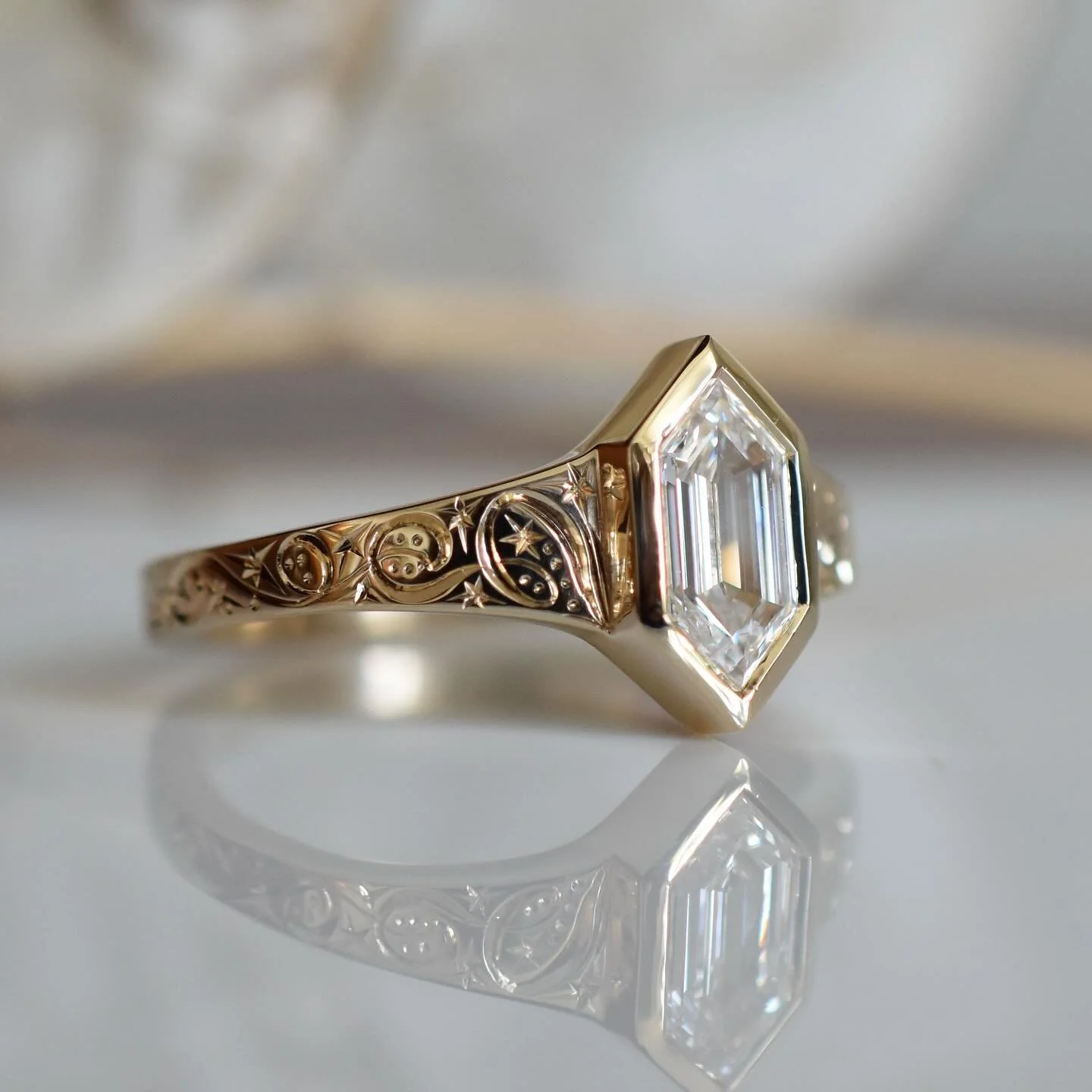 Another custom Wren ✨✨set with a beautiful diamond hex and engraved with my nightsky pattern ✨ ✨
Living her life with my most lovely client in Tennessee 💛

.
.
.
#custom #custommade #handengraved #madewithlove #vancouvercustomjewellerydesigner