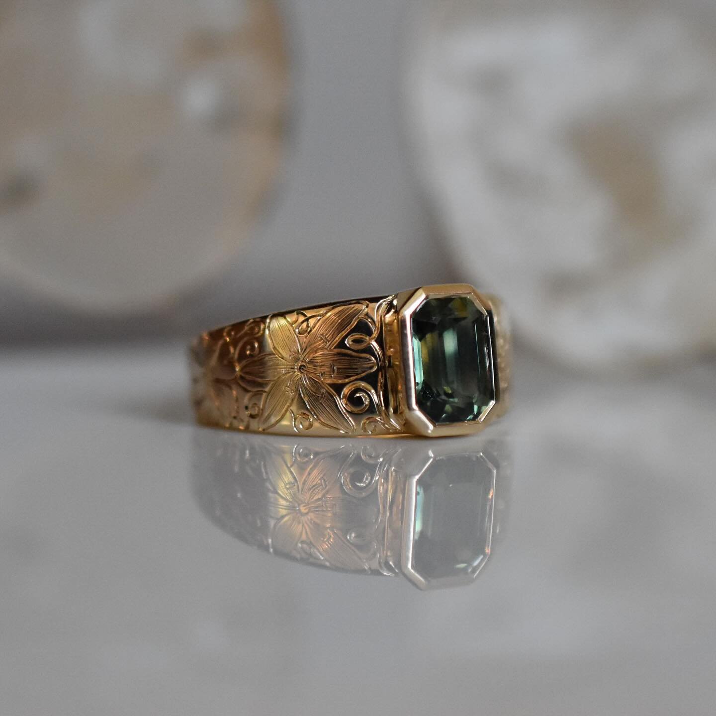 A custom engagement ring made for my client who loves flowers. Set with green sapphire and hand engraved with four favourite Wild flowers. ✨💛
