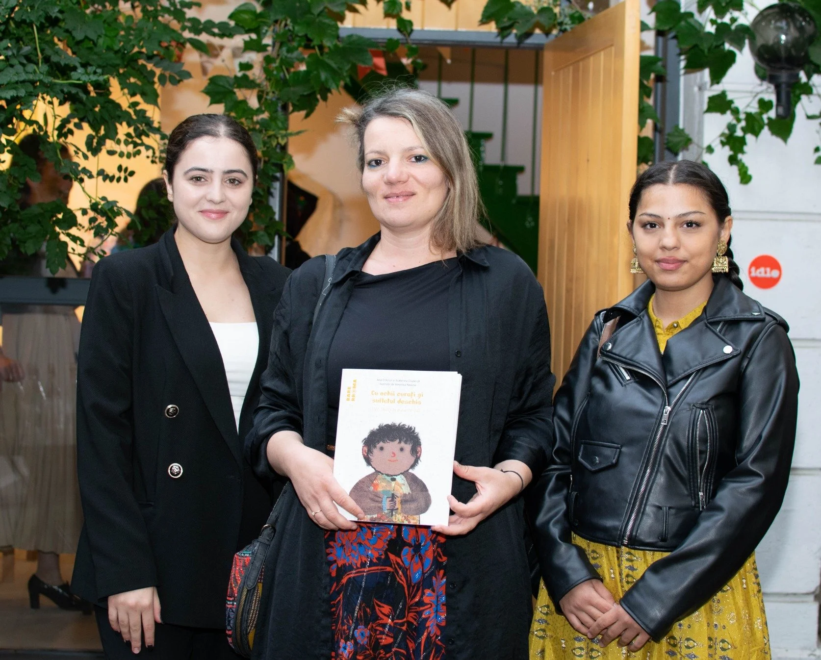 Bare Rroma/ediția 2 - autoarele și ilustratoarea cărții despre Eugen Raportoru