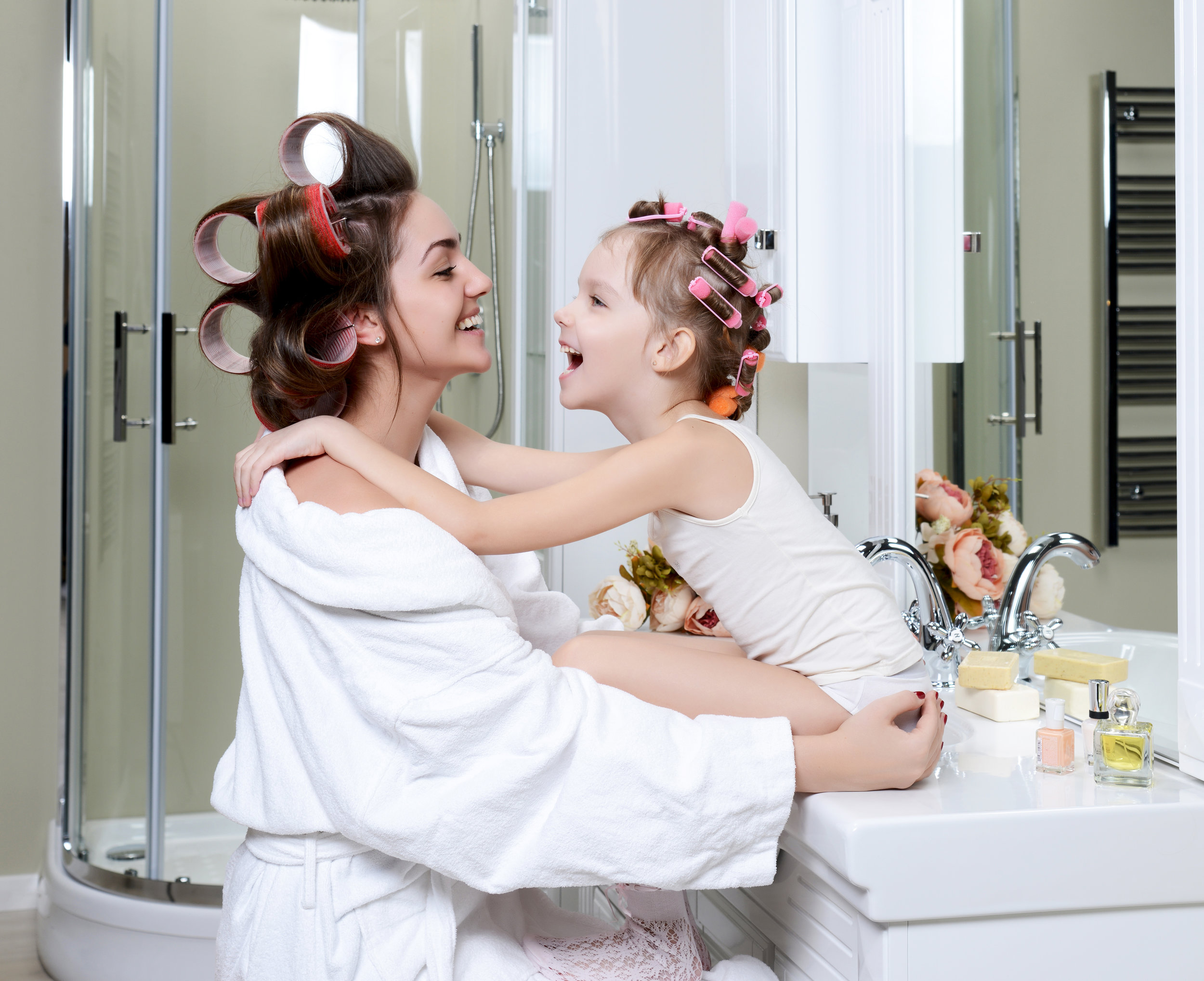 Daughter bath. Молодая мама с дочкой в ванной. Мама в бигуди у телевизора. Японская дочь Bath. Bath mother daughter Highlights.