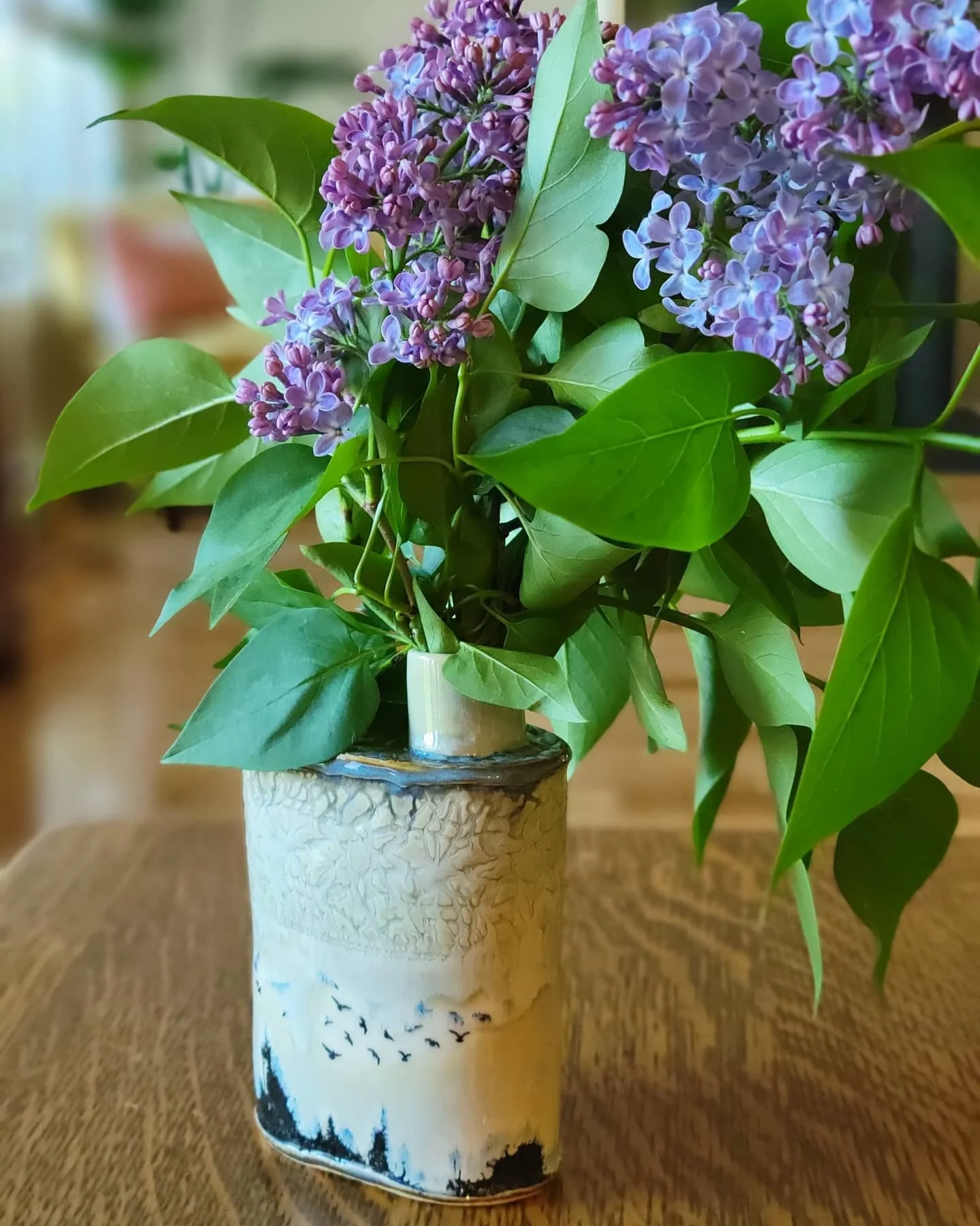 Quite possibly my favorite smell of Spring
.
.
.
.
.
.
.
.
.
.
.

#ceramicflask #ceramicvase
#christinaspotterystudio #ilovelilacs #lilacseason #lakeplacid #adirondacks #lilacs #antiquelace #noticingceramics #potteryscout #tempuradesign #textureofthe