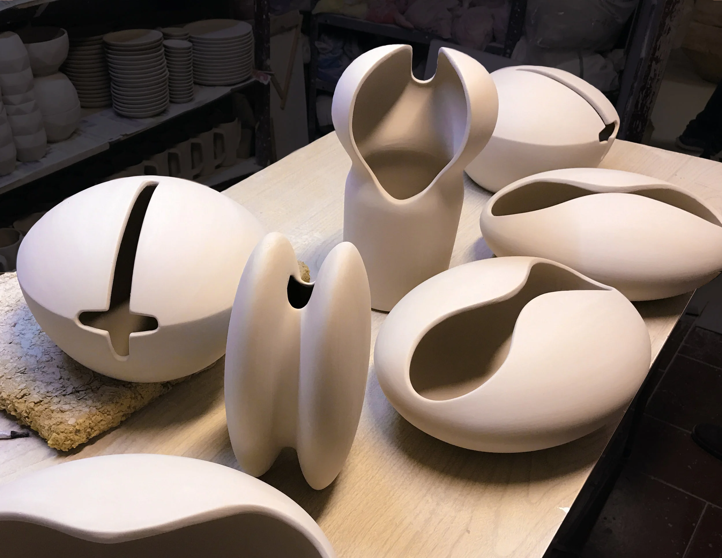 Por Lilia Corona y Rodrigo Lobato Silva es la primera colección de cerámica en Platalea Studio, conformada por seis piezas en las que se explora el concepto de las flores cómo metáfora de la estilización del cuerpo humano, los floreros disponen la orientación de las flores para exaltar sus formas esenciales. Los colores y formas diseñados por Lilia Corona y Rodrigo Lobato fueron inspirados por la experiencia contemplativa de andar en un jardín lleno de flores, para dar confort al espíritu. El objetivo es evocar la felicidad de conectar con la naturaleza de un modo elegante y original. Utilizaron cerámica de alta temperatura por las características formales del proyecto y por ser un proceso local en CDMX, así mismo requirieron de modelado 3D y prototipado en Router CNC.