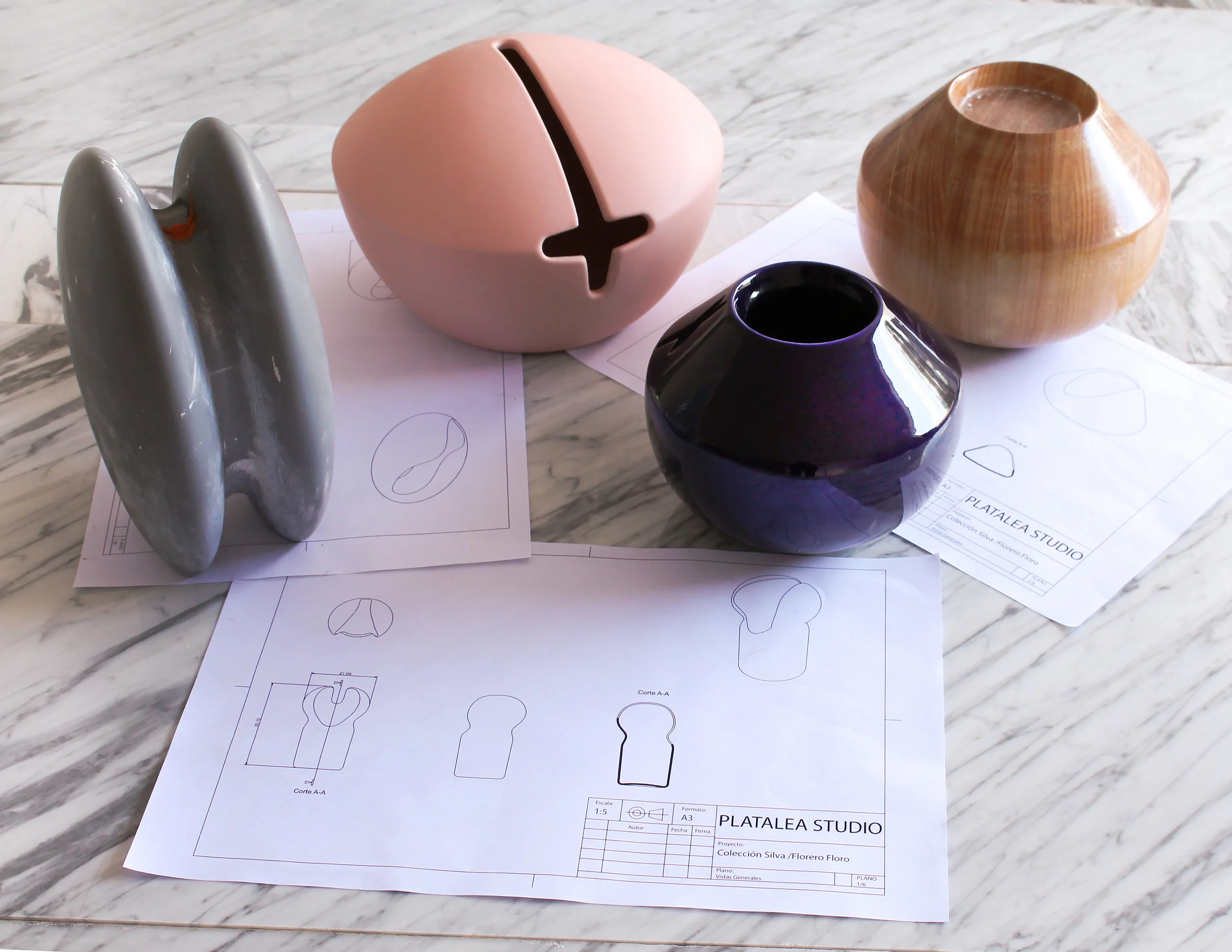 Por Lilia Corona y Rodrigo Lobato Silva es la primera colección de cerámica en Platalea Studio, conformada por seis piezas en las que se explora el concepto de las flores cómo metáfora de la estilización del cuerpo humano, los floreros disponen la orientación de las flores para exaltar sus formas esenciales. Los colores y formas diseñados por Lilia Corona y Rodrigo Lobato fueron inspirados por la experiencia contemplativa de andar en un jardín lleno de flores, para dar confort al espíritu. El objetivo es evocar la felicidad de conectar con la naturaleza de un modo elegante y original. Utilizaron cerámica de alta temperatura por las características formales del proyecto y por ser un proceso local en CDMX, así mismo requirieron de modelado 3D y prototipado en Router CNC.