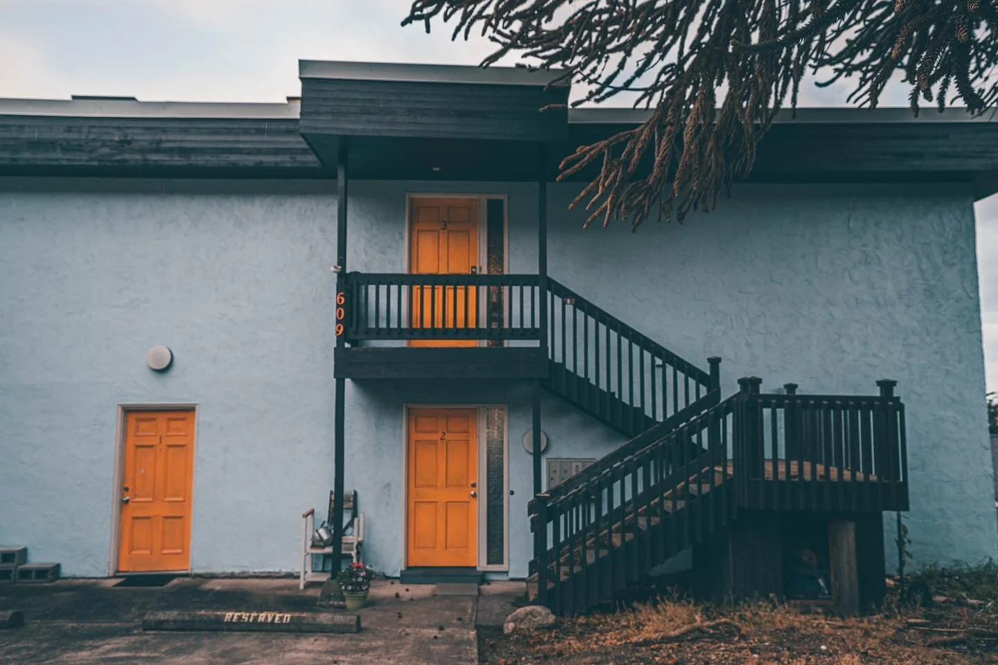 Idk who thinks to paint buildings like this but the world would be dull af without them