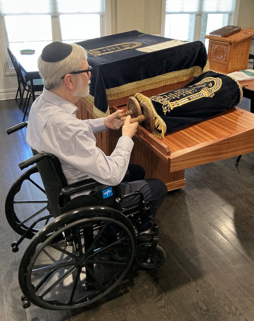 wheelchair-accessible-bimah-table.jpg