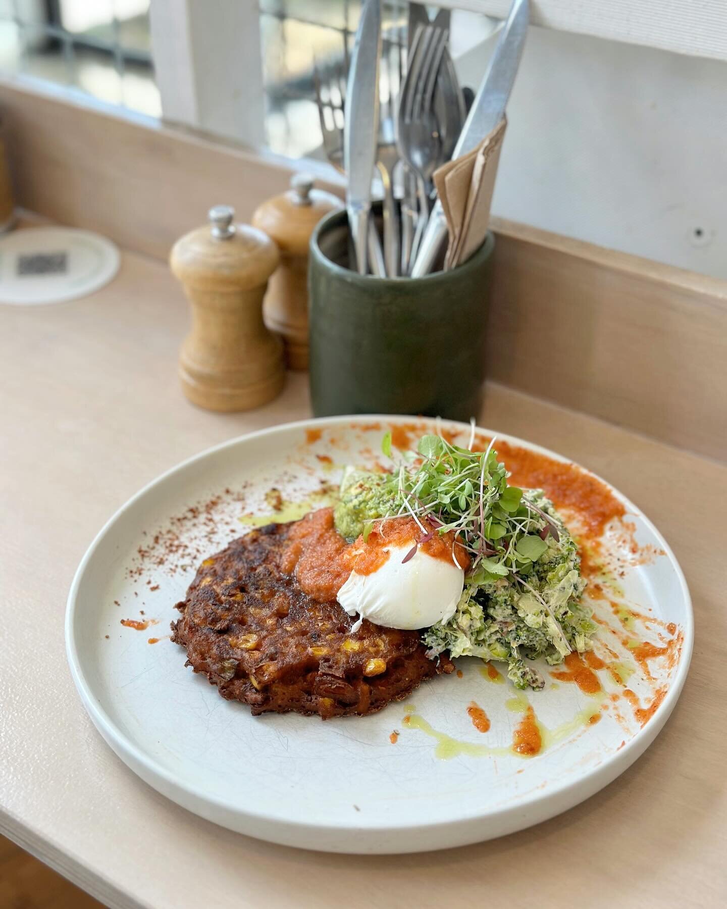 Weekend special 〰️ GF corn fritter with a creamy raw broccoli salad, smashed avocado, poached egg and fermented chilli ketchup 🌽🥑