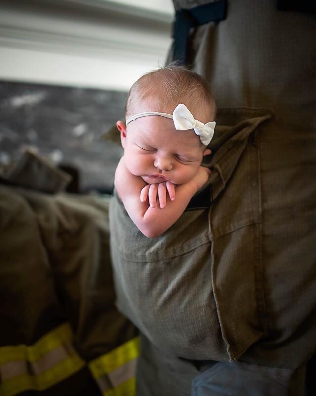 A firefighters daughter ❤️ #Silvertonphotographer #silvertonoregon #silvertonnewbornphotographer #newbornphotography #firelife #newbornphotographer #lifestylesession #newbornlifestylesession #daddyslittlegirl #firefightersdaughter #silverton #salemor