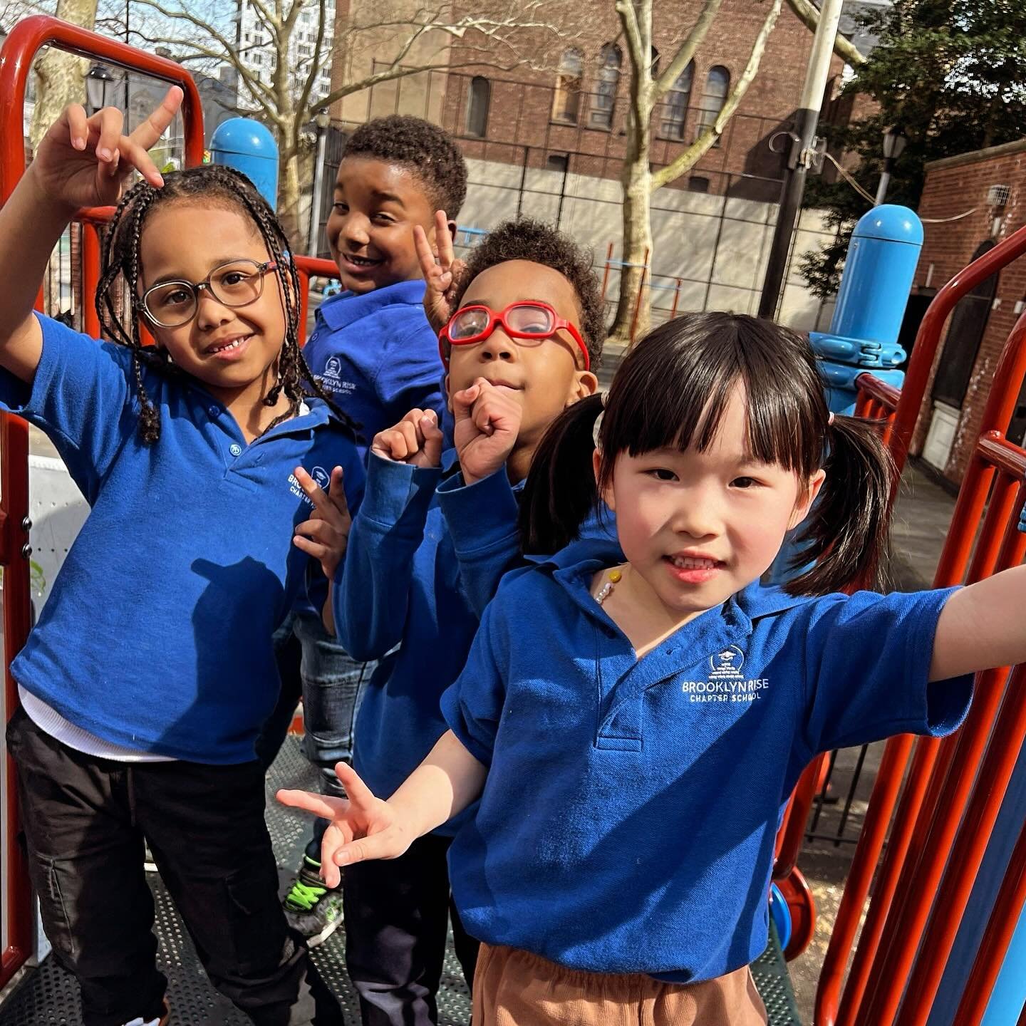 This #MondayMotivation goes out to the beautiful spring weather today! 🌞
.
Our kiddos love to walk to the local playground on a nice day to play with their classmates! 😎
.
#brooklynRISE #bkRISE #withconfidence #withvoice #withpurpose #togetherweRIS