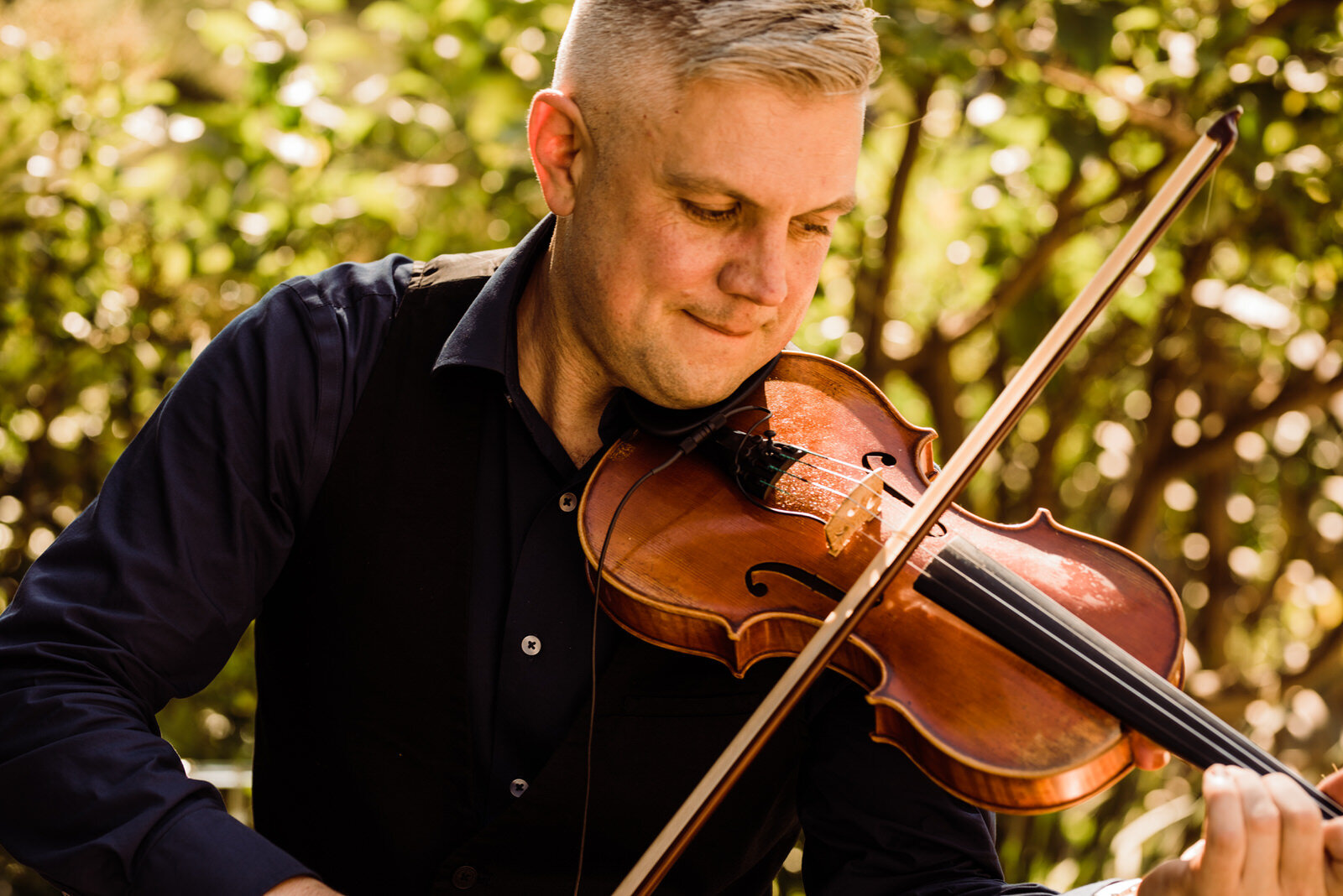 Violinist plays at Houdini Estate Ceremony