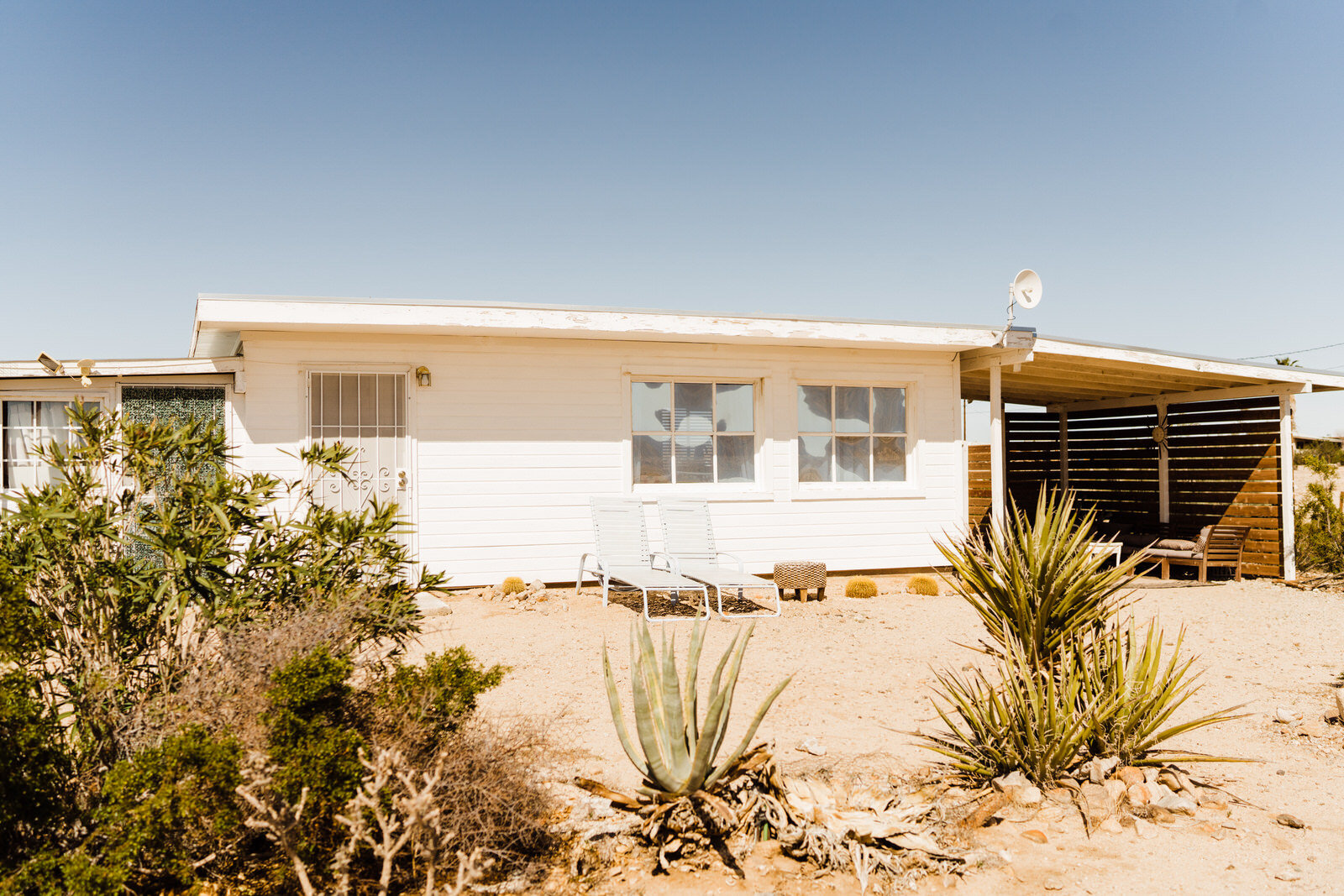 Tiny Home airbnb in Joshua Tree perfect for eloping couples | photo by Kept Record | www.keptrecord.com