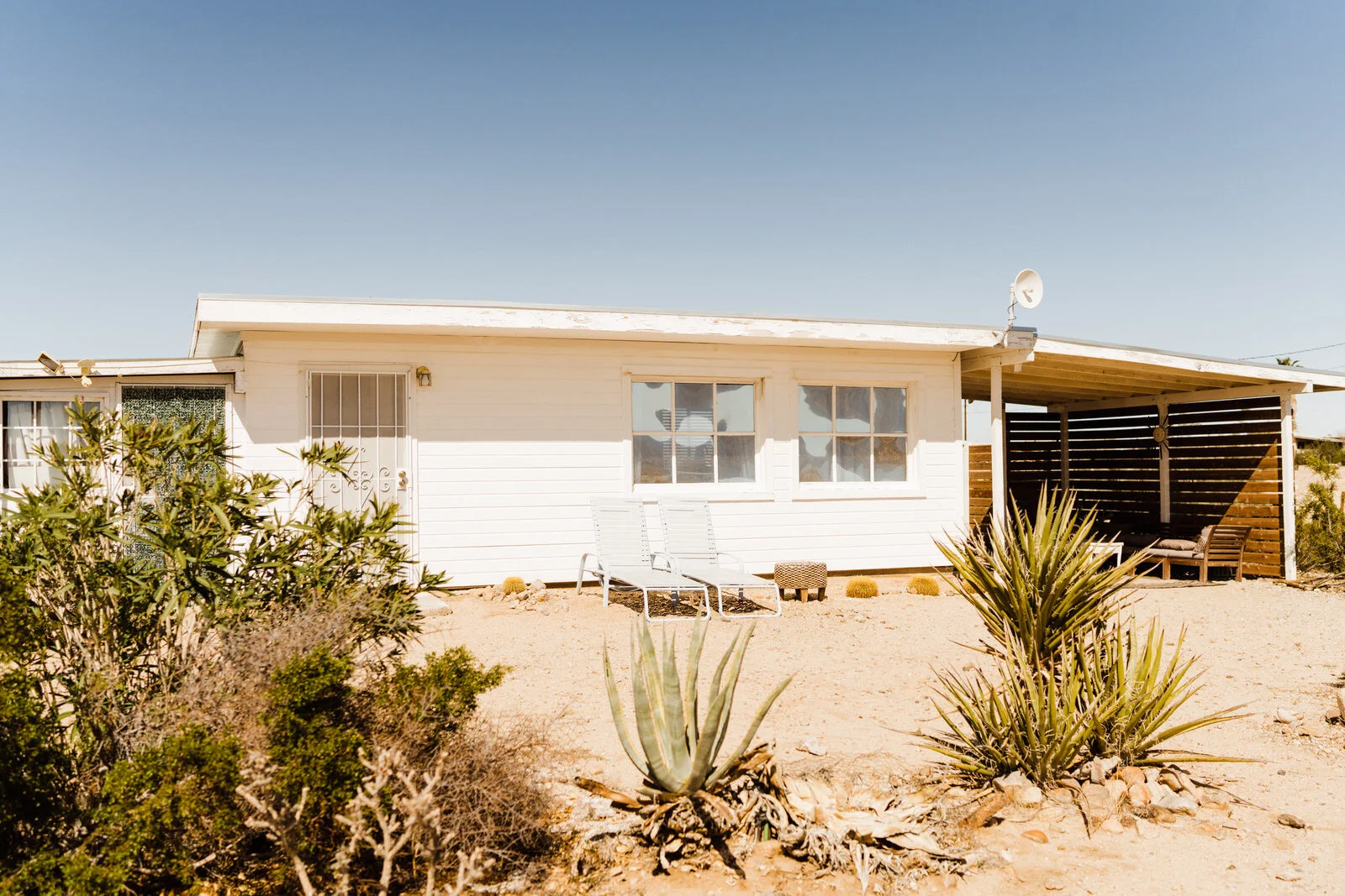 Tiny Home airbnb in Joshua Tree perfect for eloping couples | photo by Kept Record | www.keptrecord.com