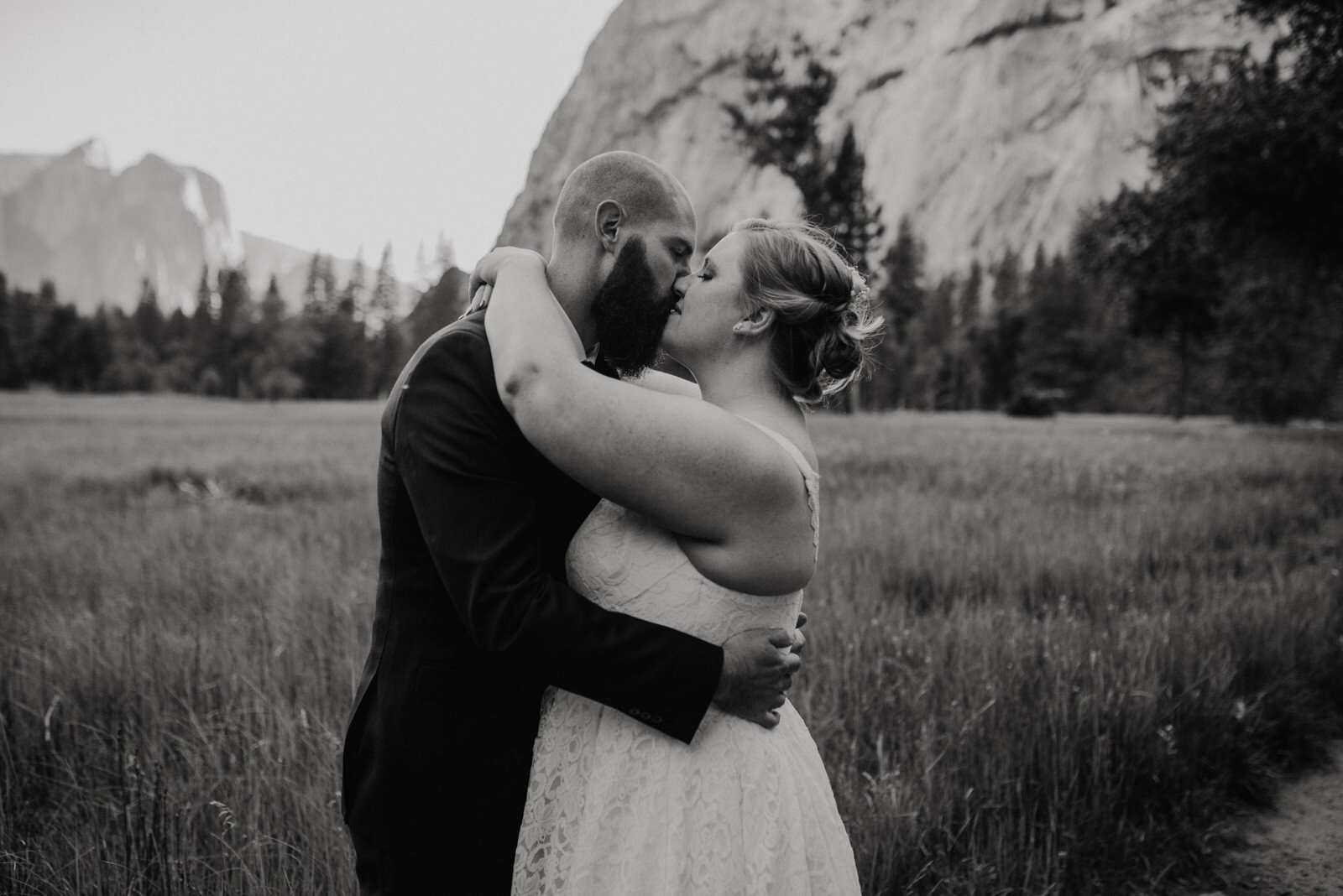 Glacier-Point-Yosemite-Elopement-black-and-white-photo-of-bride-and-groom-kissing-in-Yosemite-Valley.jpg