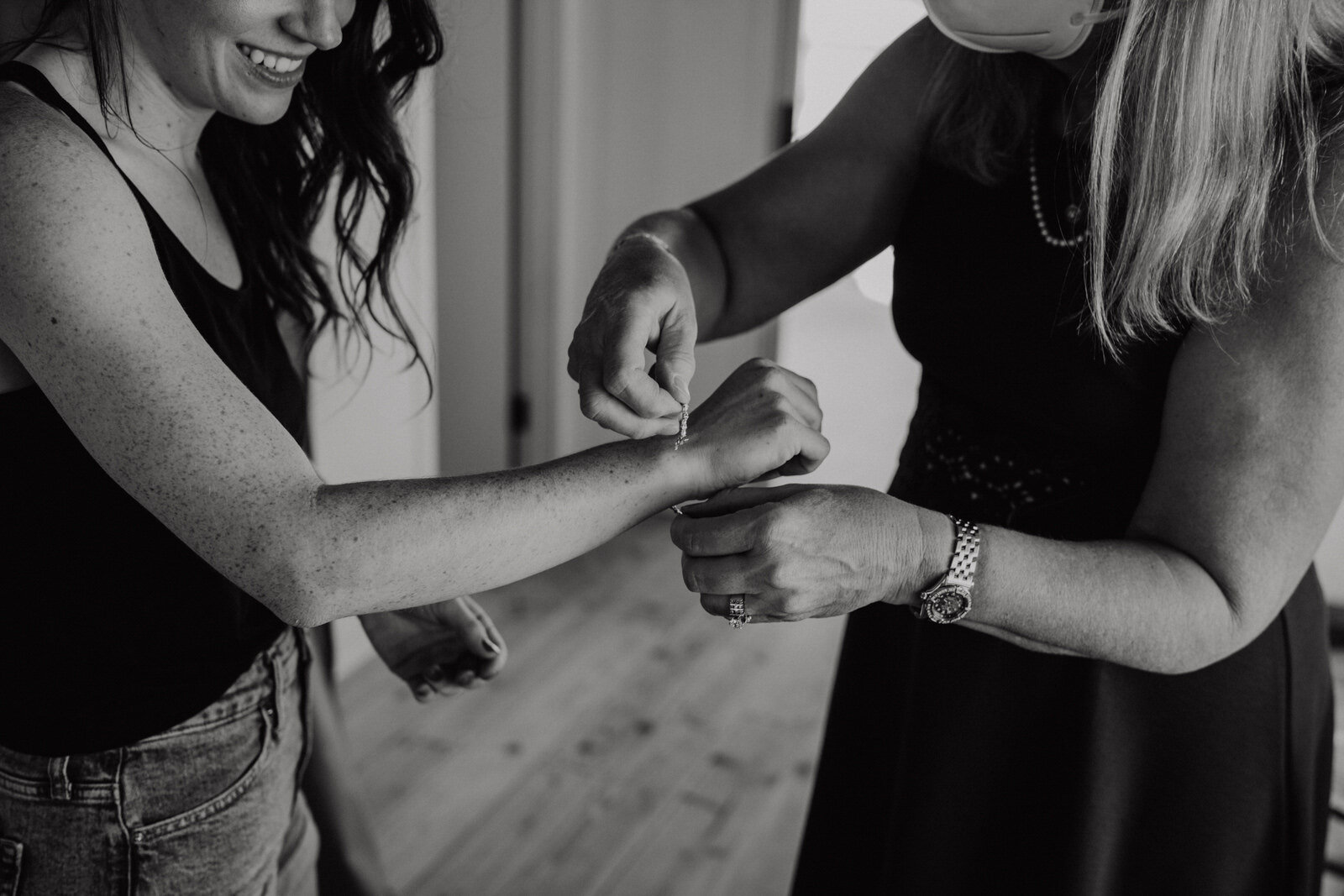 Fall-Wedding-in-Joshua-Tree-Bride-Getting-Ready-at-Airbnb-with-Mom (7).jpg