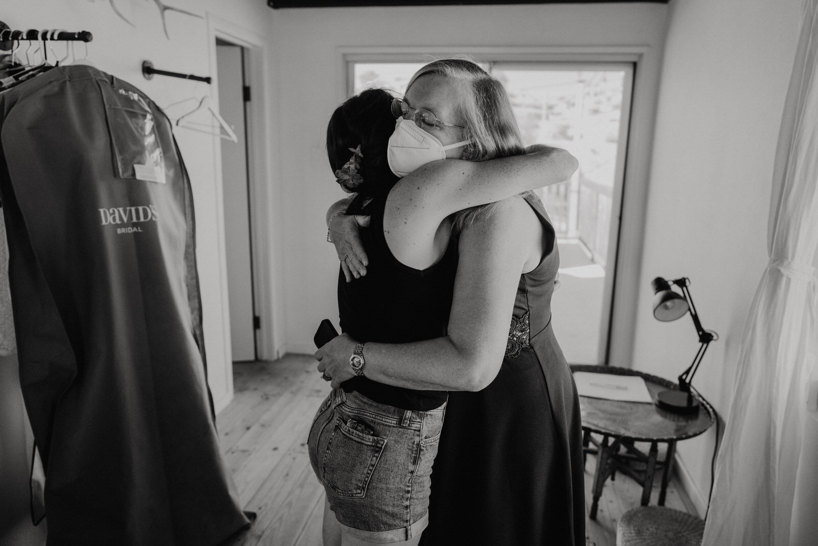 Fall-Wedding-in-Joshua-Tree-Bride-Getting-Ready-at-Airbnb-with-Mom (8).jpg