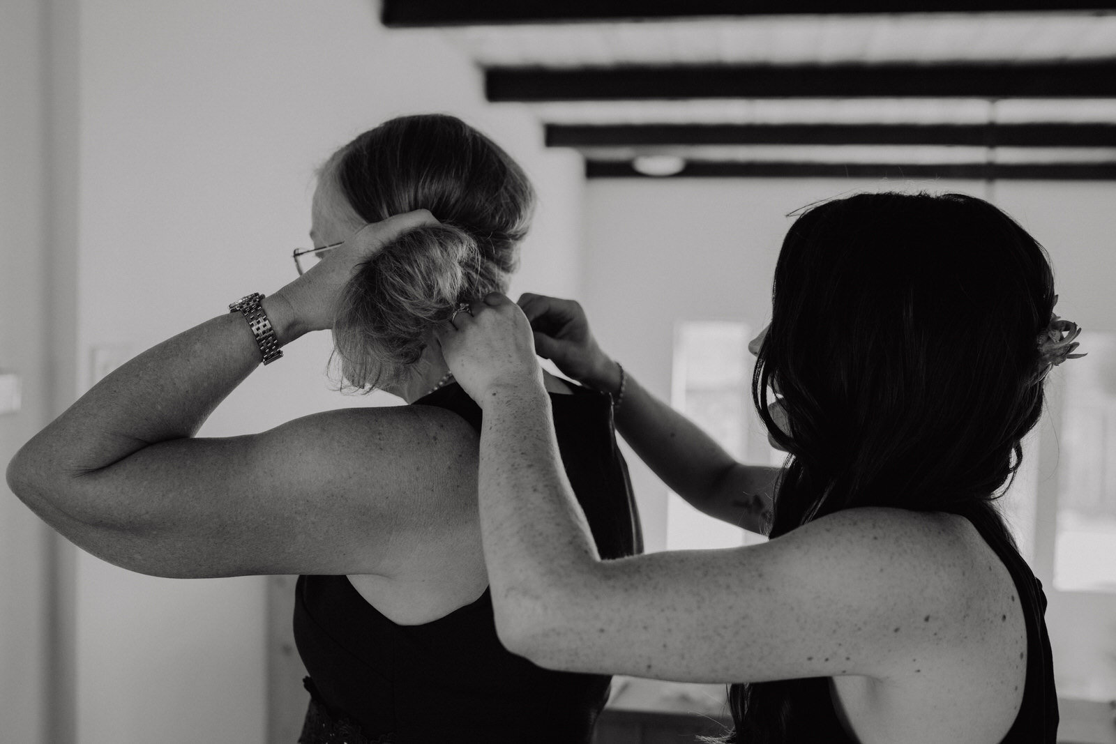 Fall-Wedding-in-Joshua-Tree-Bride-Getting-Ready-at-Airbnb-with-Mom (9).jpg