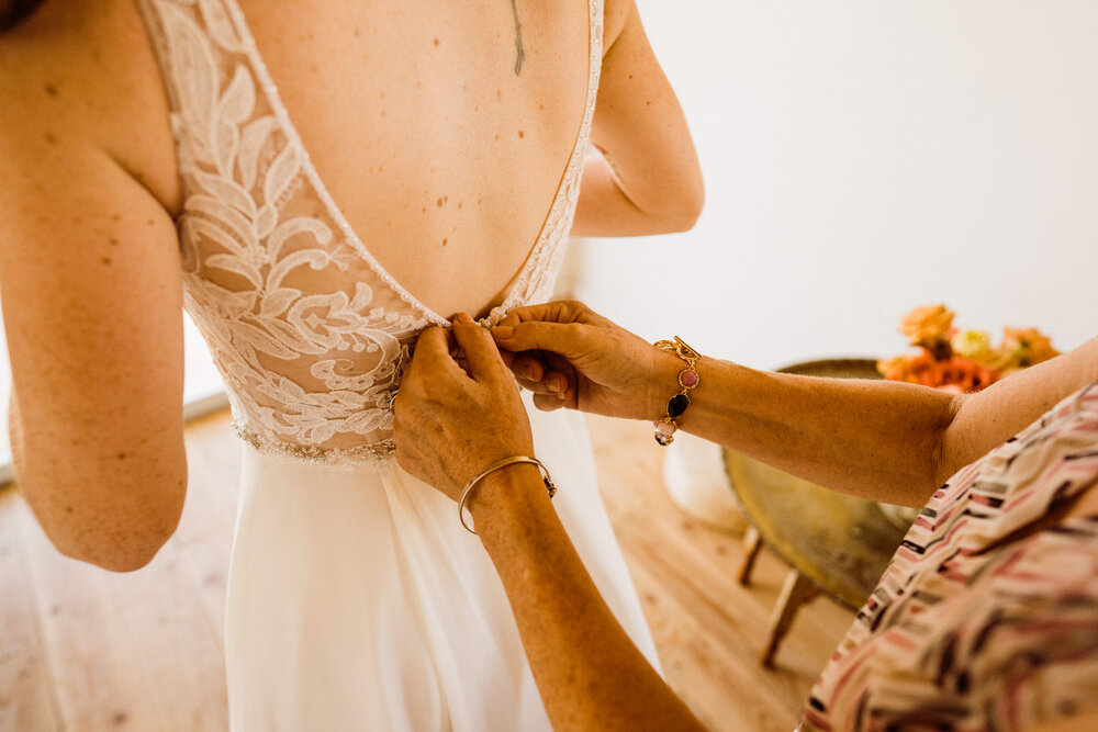 Fall-Wedding-in-Joshua-Tree-Bride-Getting-Ready-at-Airbnb-with-Mom (10).jpg