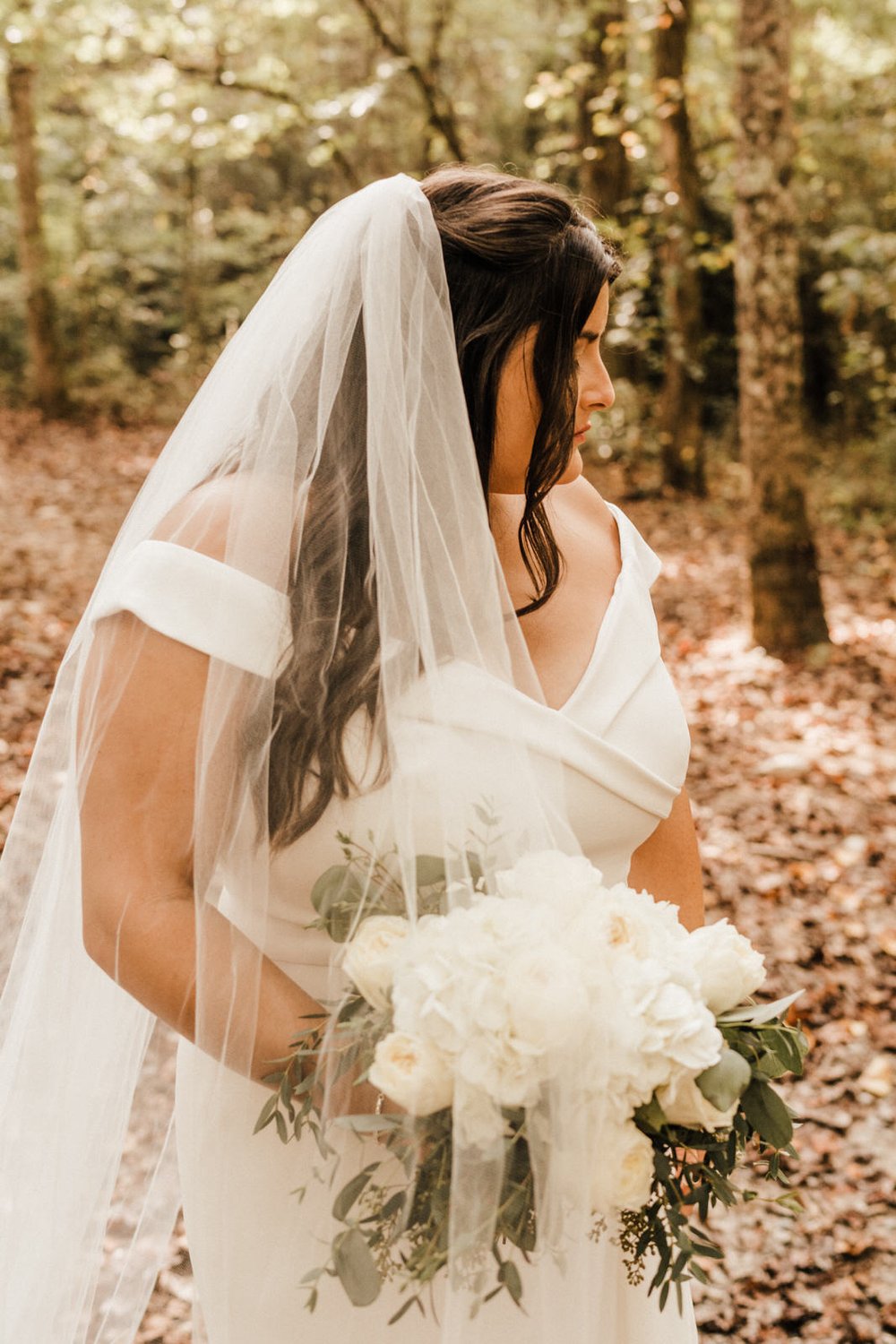 Detail-of-Long-Bridal-Veil-and-Classic-White-Bouquet-on-Woodsy-Georgia-Wedding-Bride.jpg