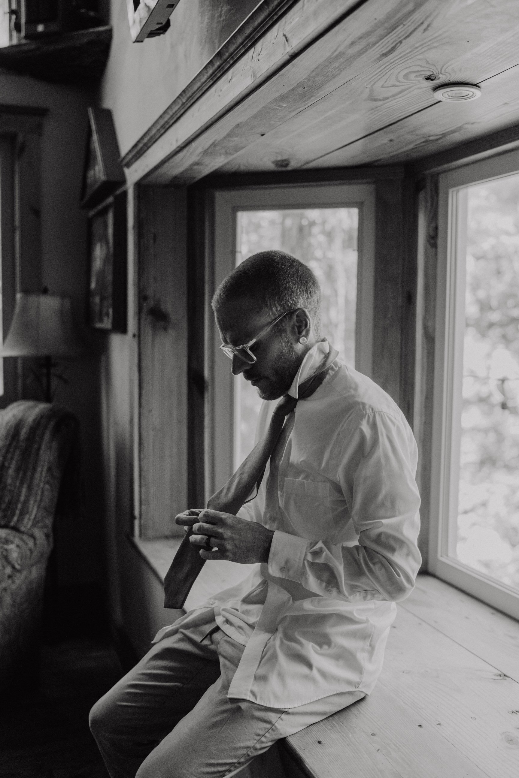 Wedding-in-the-Woods-Groom-Getting-Ready-at-Cabin-Airbnb (4).jpg