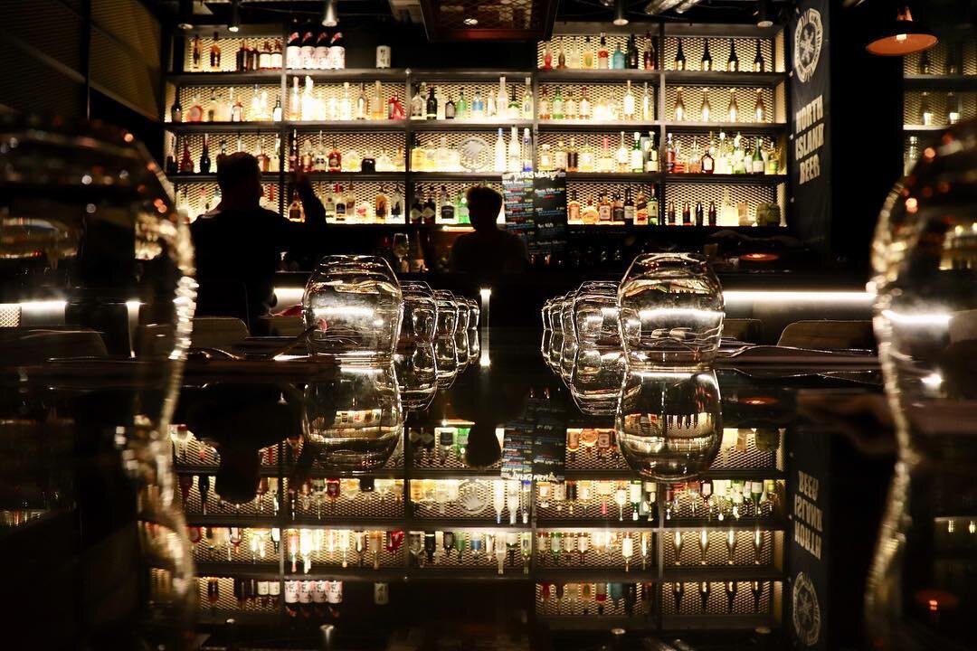 Looking for a cool bar? The doors of Mūsu are always open for you, ready to usher you into a stylish and vibrant atmosphere. Come on in and let the good times roll! 🍸✨ 
.
クールなバーをお探しですか？Mūsuの扉はいつでもあなたのために開いています🍷スタイリッシュで活気ある雰囲気へ案内いたします。
お気軽にお越しください