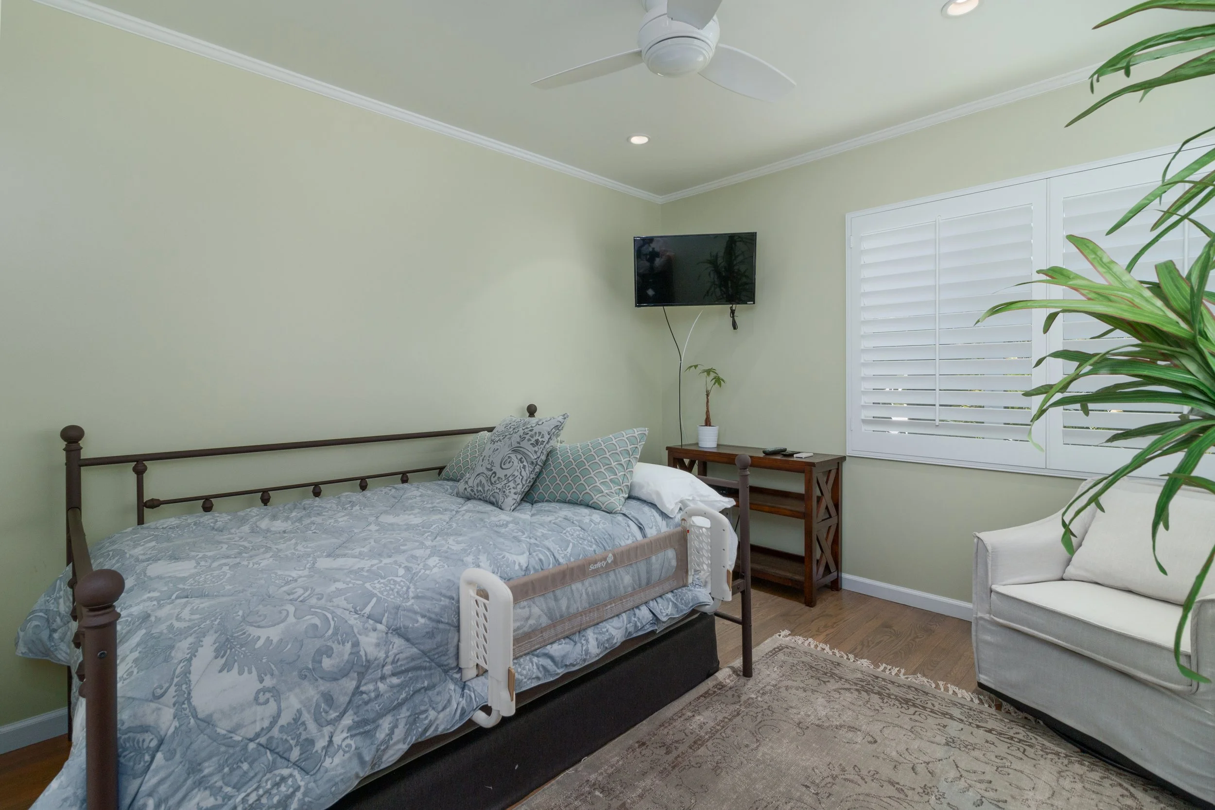 Richland ABNB Bedroom.jpg