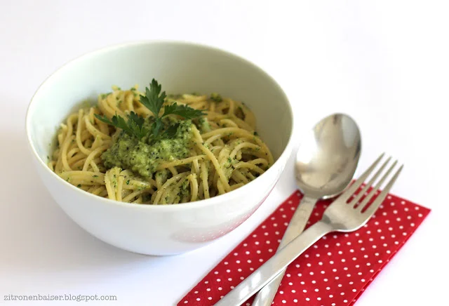 Rezept für Pasta mit vegetarischem Minz-Mandel-Pesto / Theresa Kellner