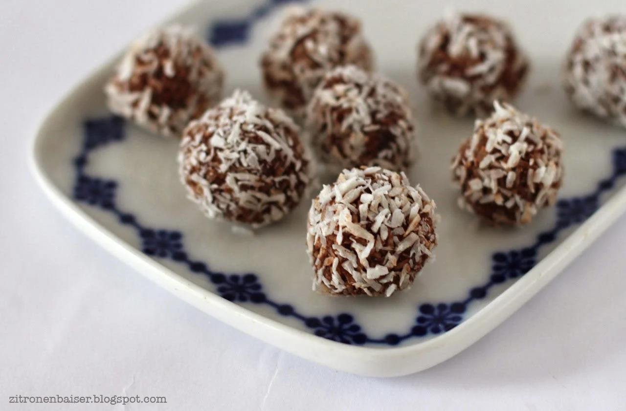 Rezept für vegane Kokos-Dattel-Kugeln / Theresa Kellner