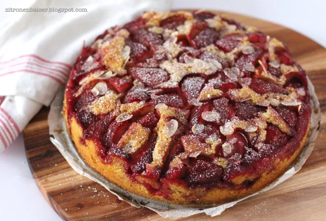 Rezept für einen köstlichen versunkenen Erdbeerkuchen / THE.WAITRESS. Blog