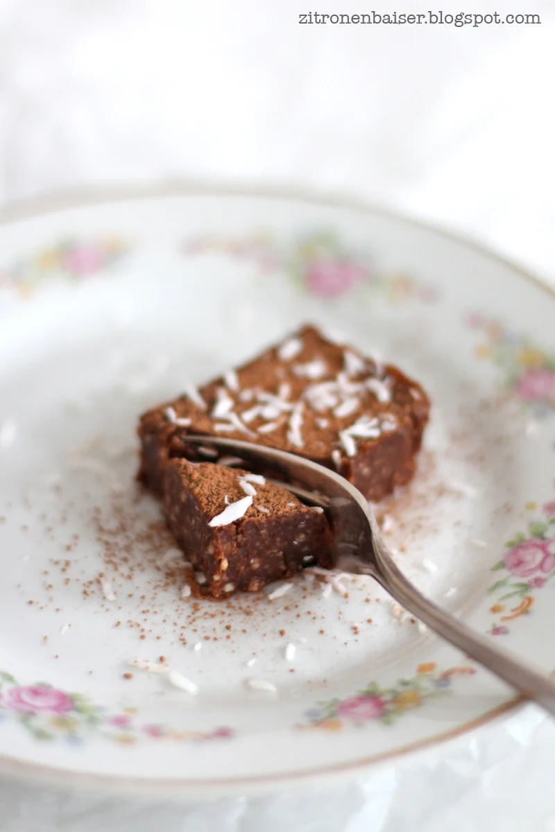 Rezept raw chocolate brownies / THE.WAITRESS. Blog