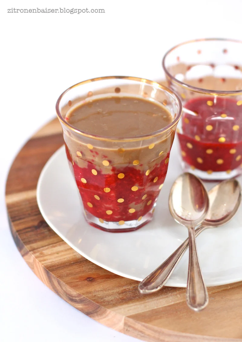 Köstlicher Avocado-Kakao-Smoothie mit Himbeeren / THE.WAITRESS.
