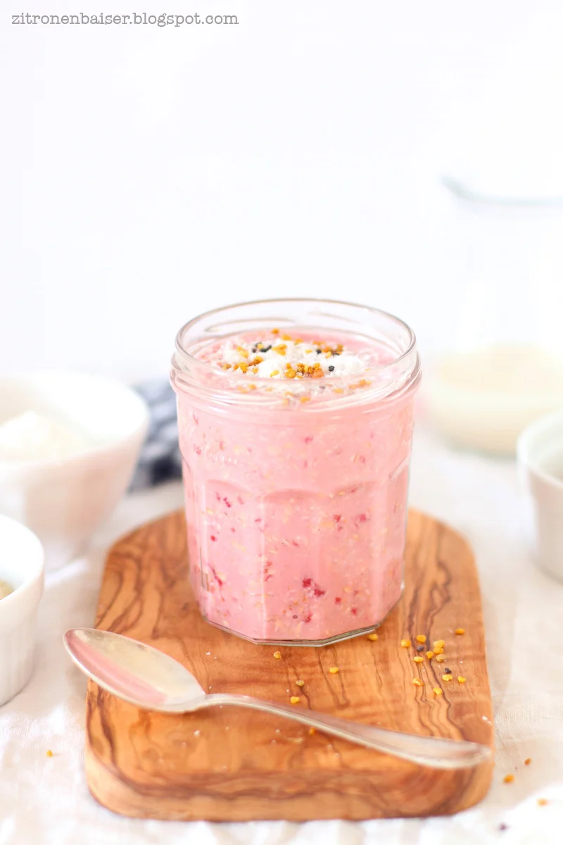Perfektes Frühstück für Langschläfer: Overnight Oats mit Himbeeren / Theresa Kellner