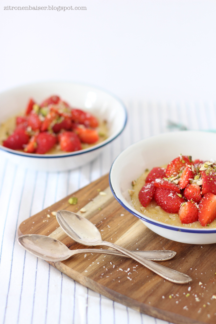 Leckeres Frühstücksrezept Kokos-Polenta mit Erdbeeren TheWaitress Foodblog