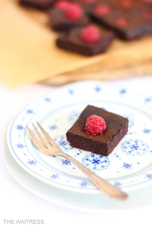 Rezept für DoubleChocolate Brownies mit Himbeeren / THE.WAITRESS. Blog