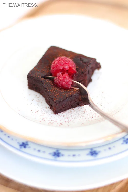 Rezept für vegane Brownies mit Himbeeren / THE.WAITRESS. Blog